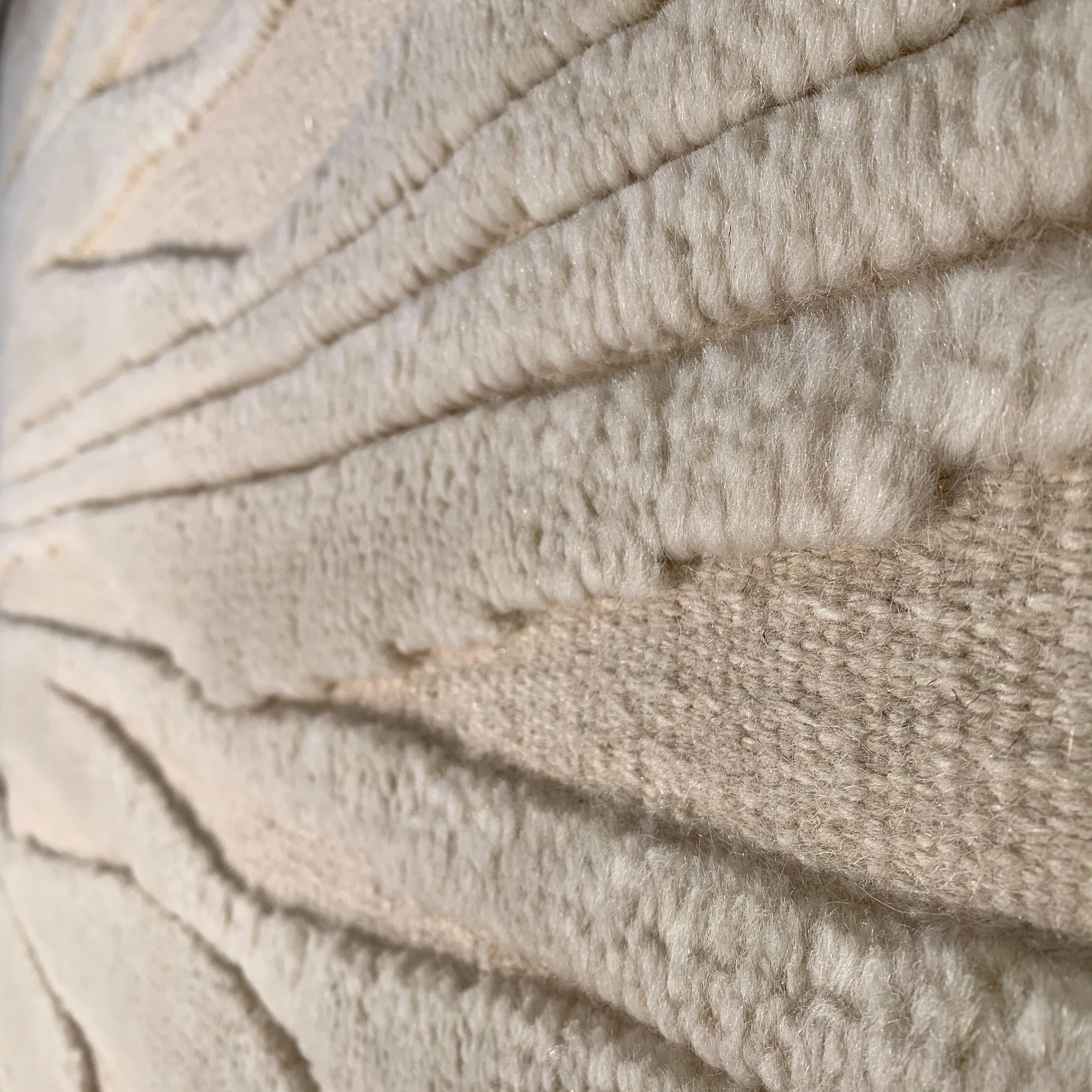 Hecha a mano, nuestra alfombra Landscape debe su aspecto único a la combinación de tejido plano anudado a mano y a una mezcla de hilos de colores naturales. Su sutil atmósfera puede vestir o castigar al instante una habitación, ya sea moderna,