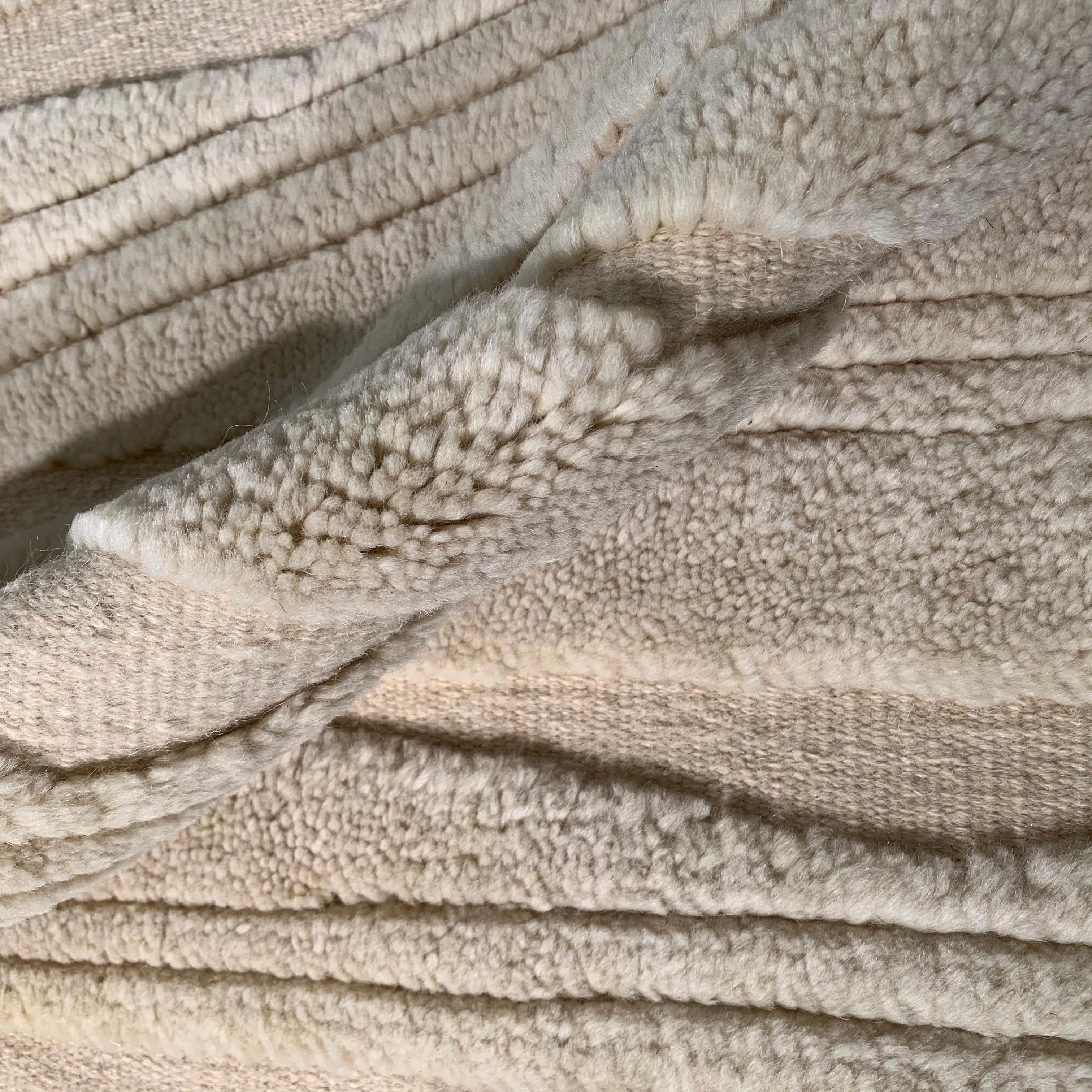 Alfombra Contemporánea en Crema Natural, Hecha a Mano de Lana, 