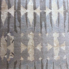 Tappeto contemporaneo in grigio e grigio, realizzato a mano in seta e lana, "Quest".