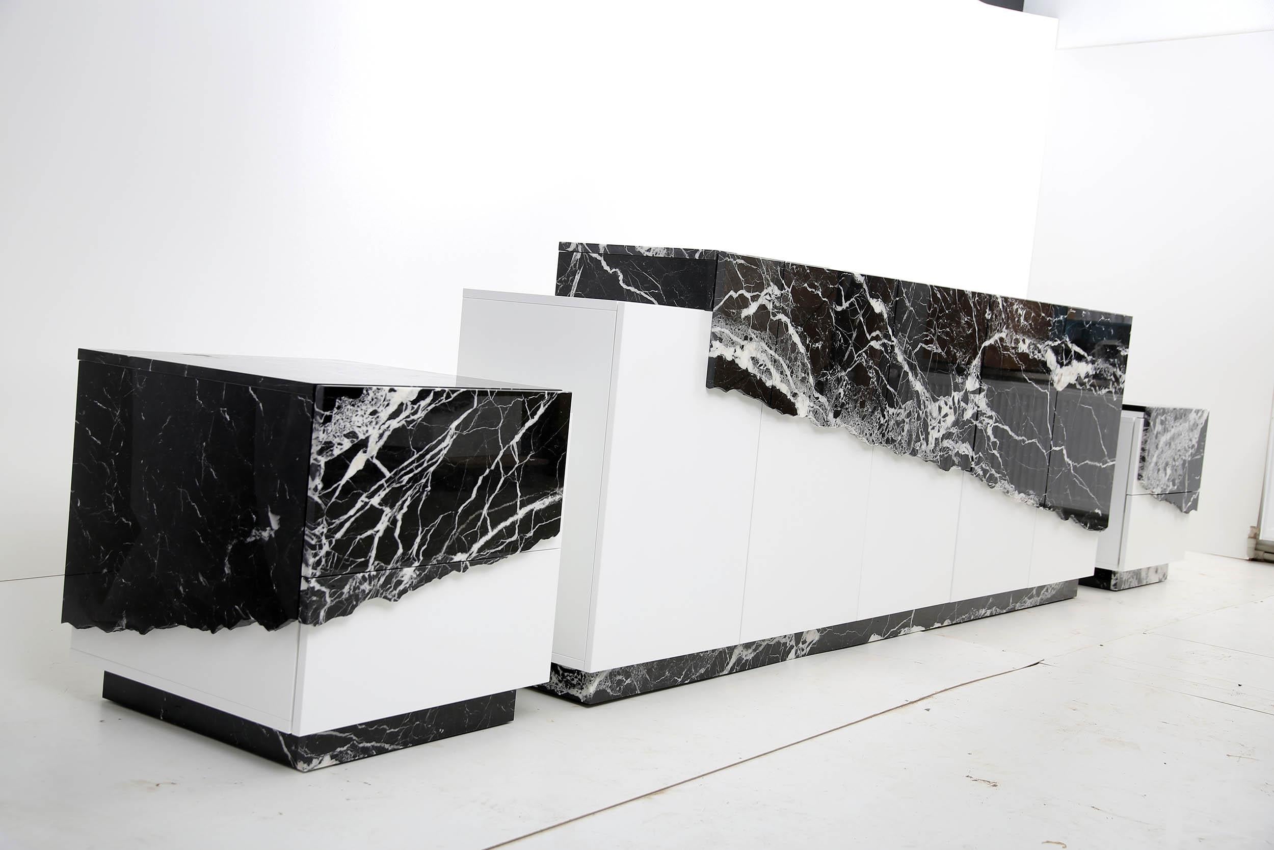 Credenza o credenza Argentina contemporanea in marmo, noce e ottone in vendita 5