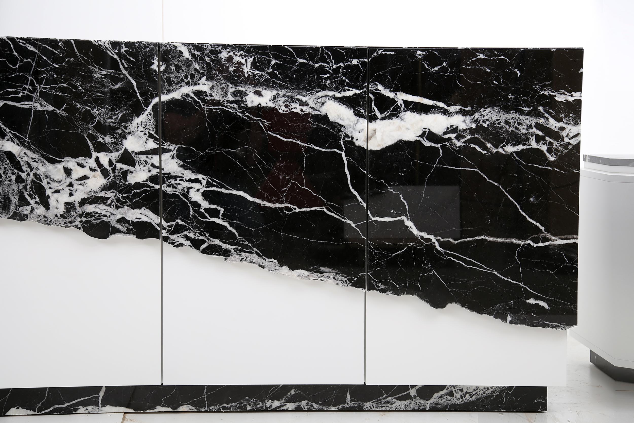 Credenza o credenza Argentina contemporanea in marmo, noce e ottone in vendita 7