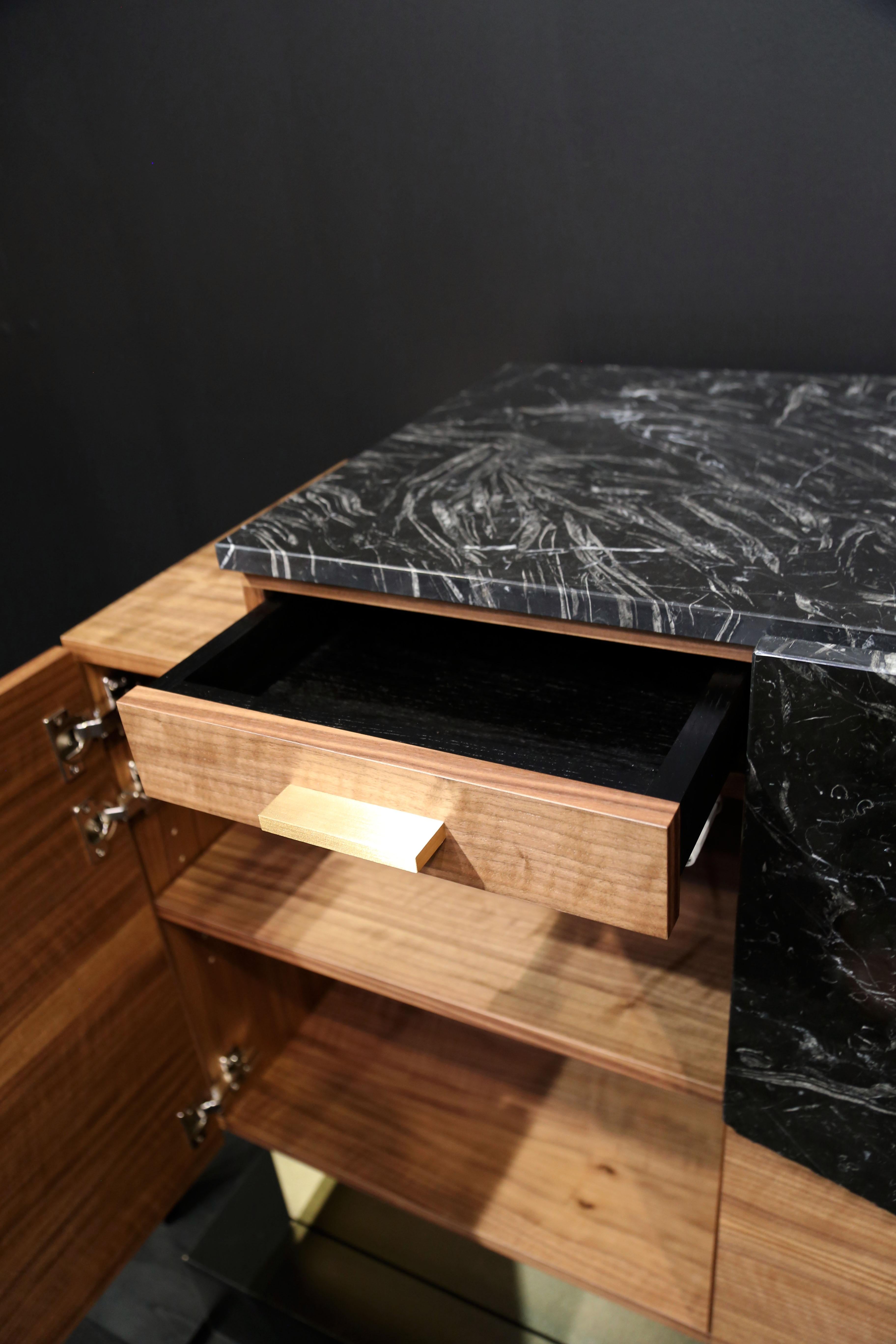 Credenza o credenza Argentina contemporanea in marmo, noce e ottone In condizioni Nuovo in vendita a Husavik, IS