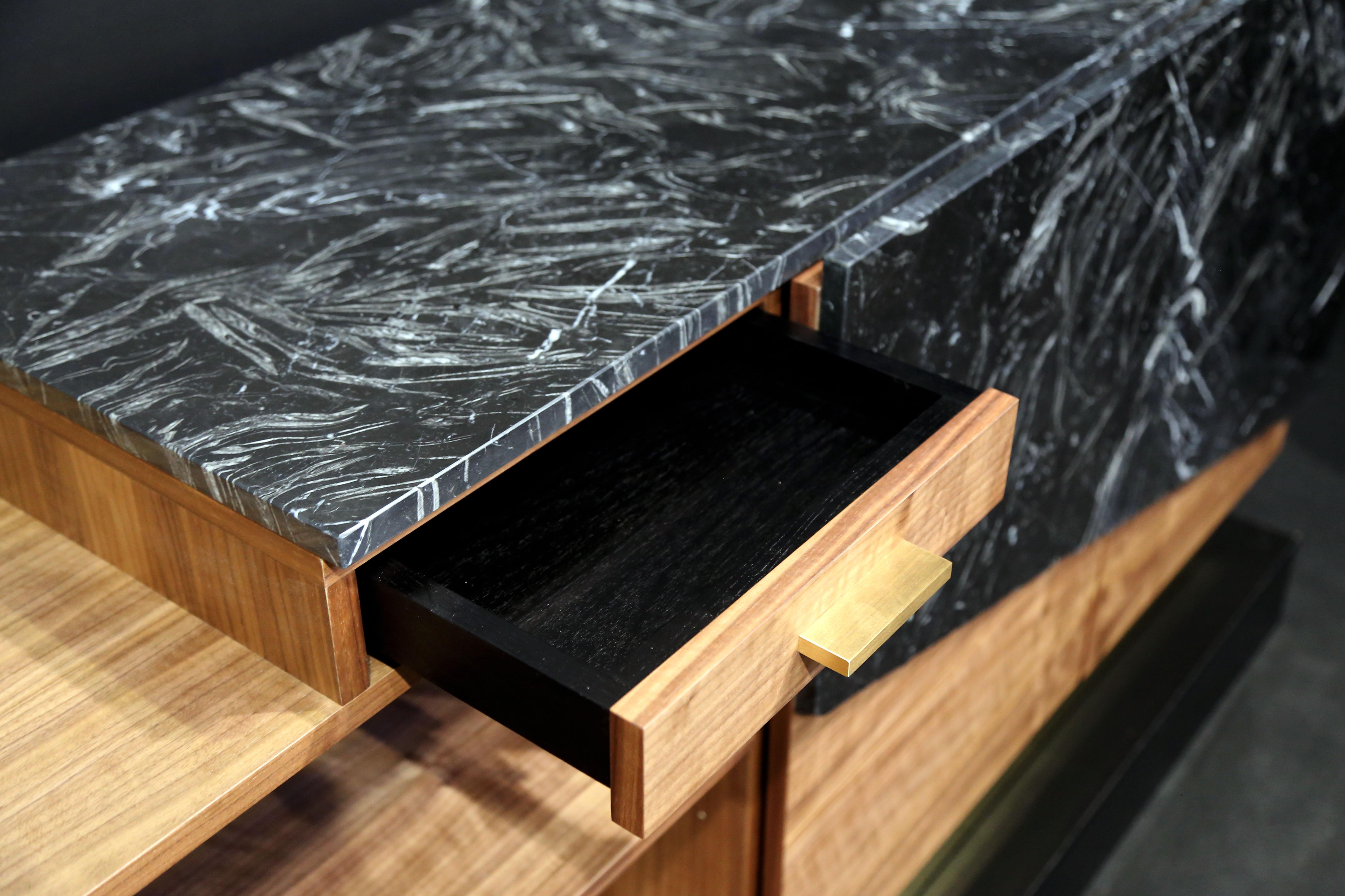 Marmo Credenza o credenza Argentina contemporanea in marmo, noce e ottone in vendita