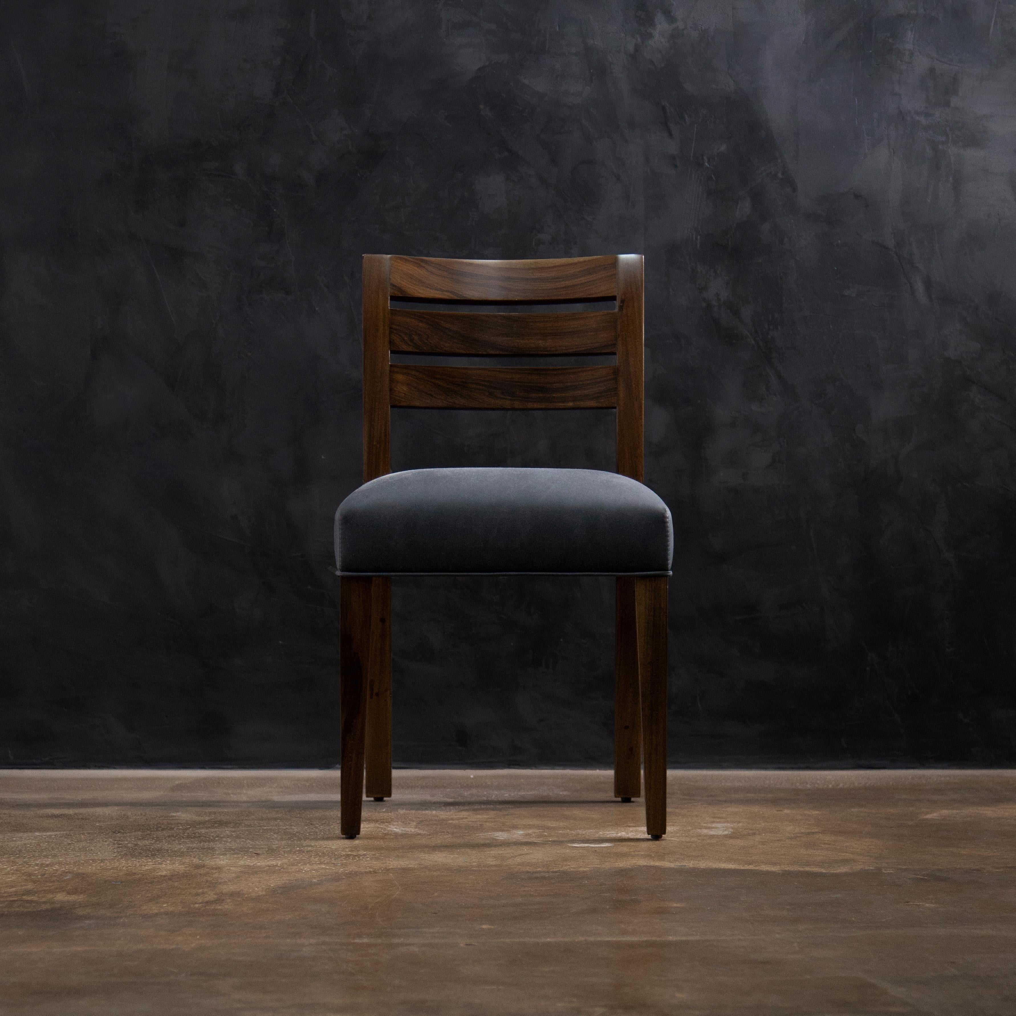 Der Stuhl Renzo besteht aus einem massiven Gestell aus argentinischem Palisanderholz mit einem Lattenrost und einem sanft geschwungenen Hinterbein. Er ist in Hunderten von verschiedenen Ledersorten erhältlich, die wir für Sie beschaffen können, oder