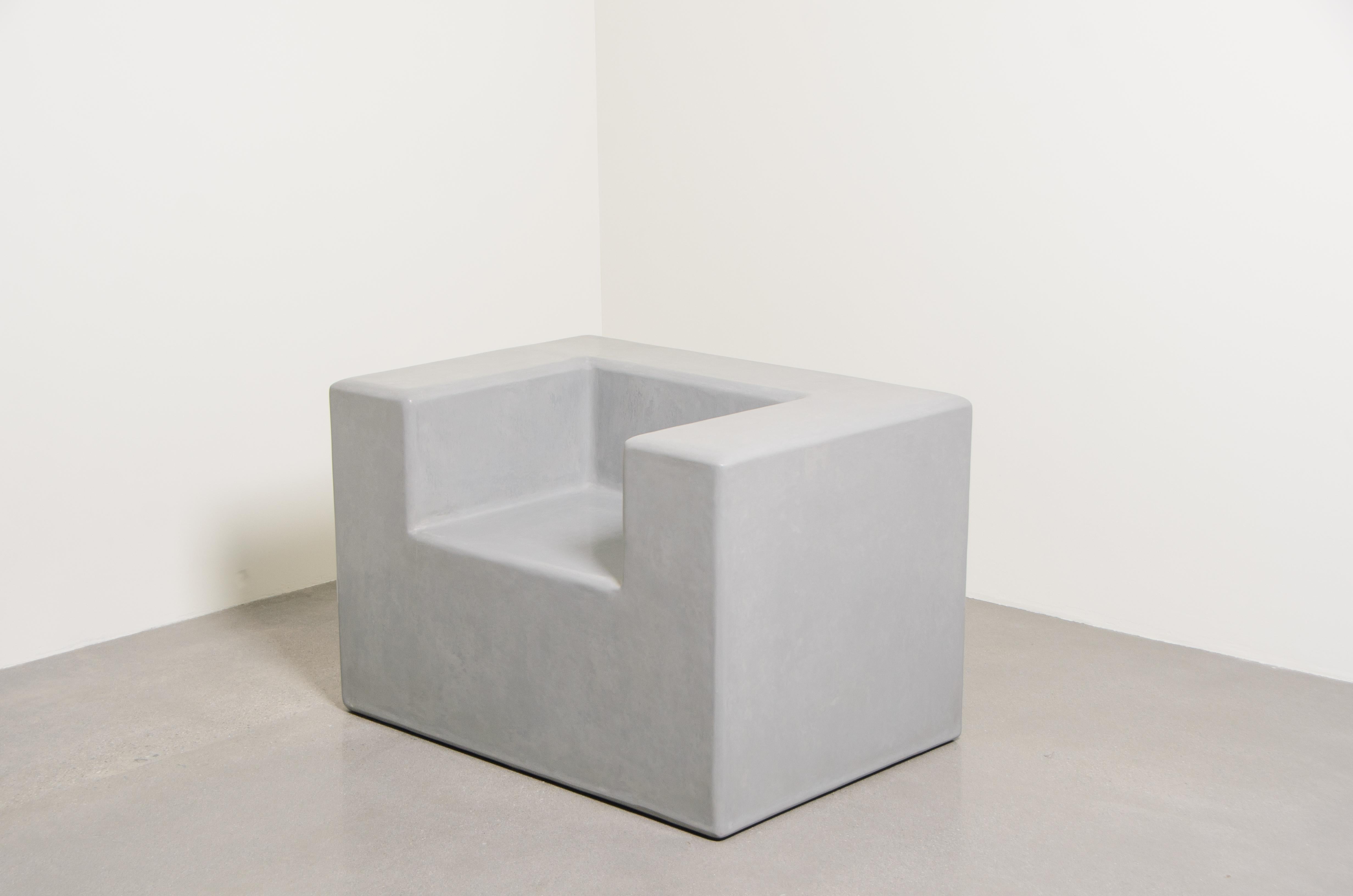 Minimaliste Chaise à accoudoirs contemporaine en laque grise par Robert Theo, édition limitée en vente