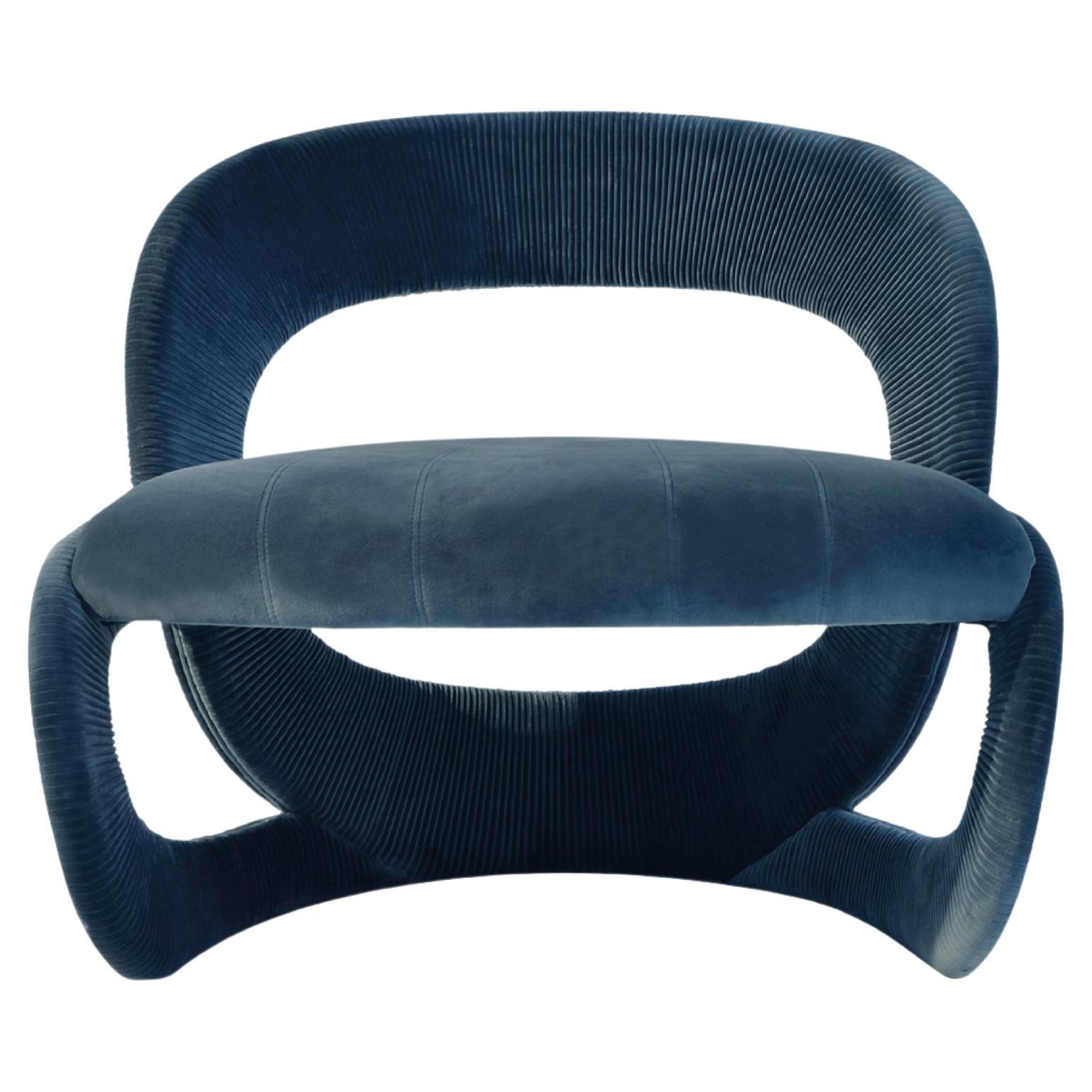 The Contemporary Sessel von HESSENTIA aus blauem Samt, mit Plissé-Stickerei auf der Rückenlehne