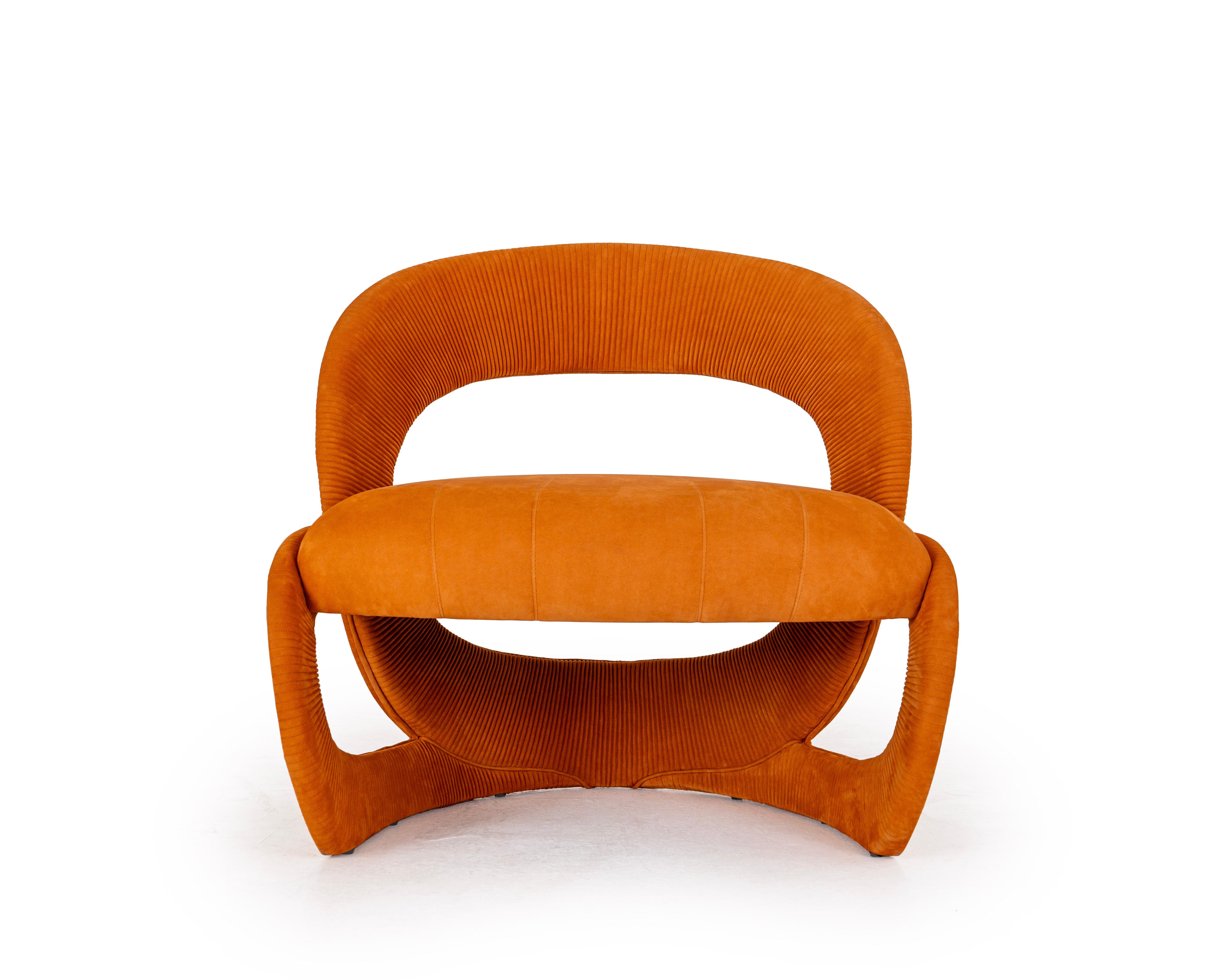 El sillón Penélope, adecuado para amueblar salones modernos, también puede elegirse como elemento único y refinado para dormitorios. Se caracteriza por una estructura sinuosa y suave compuesta de madera multicapa tapizada con piel de nabuk de
