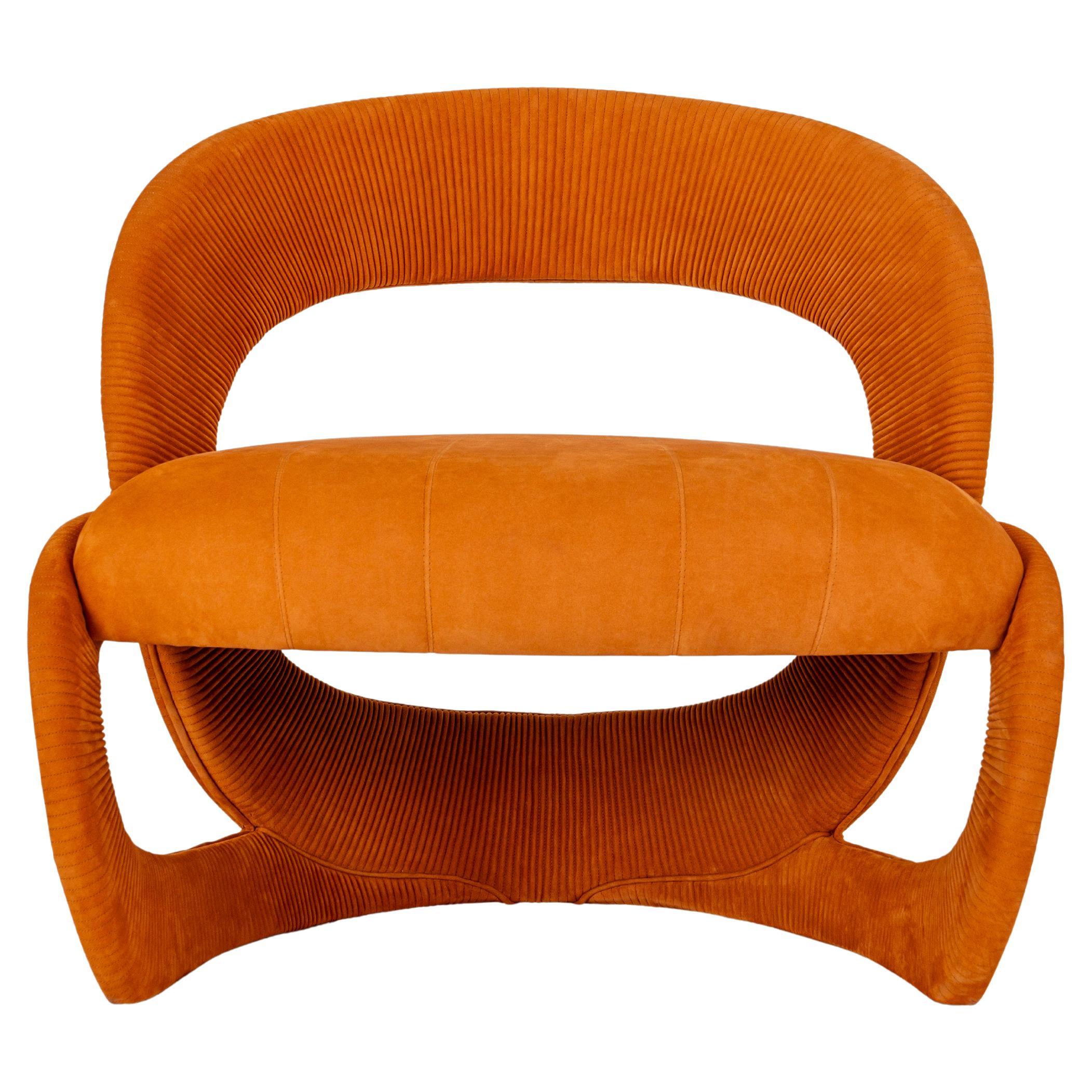 Sillón contemporáneo de Hessentia. Piel nabuk naranja y bordado plissè