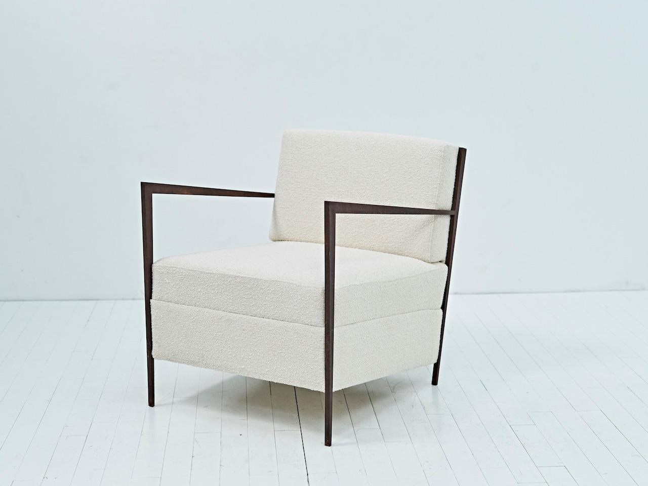 Poltrona Origine, tessuto tweed bianco sporco e braccioli in acciaio corten, made in France, edizione limitata, disegnata da Benjamin Poulanges, artista francese rappresentato dalla Galerie Negropontes di Parigi, Francia.

L'artista poliedrico