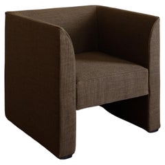 Fauteuil contemporain 'Femme Lounge' en lin Brown par Friends& Founders