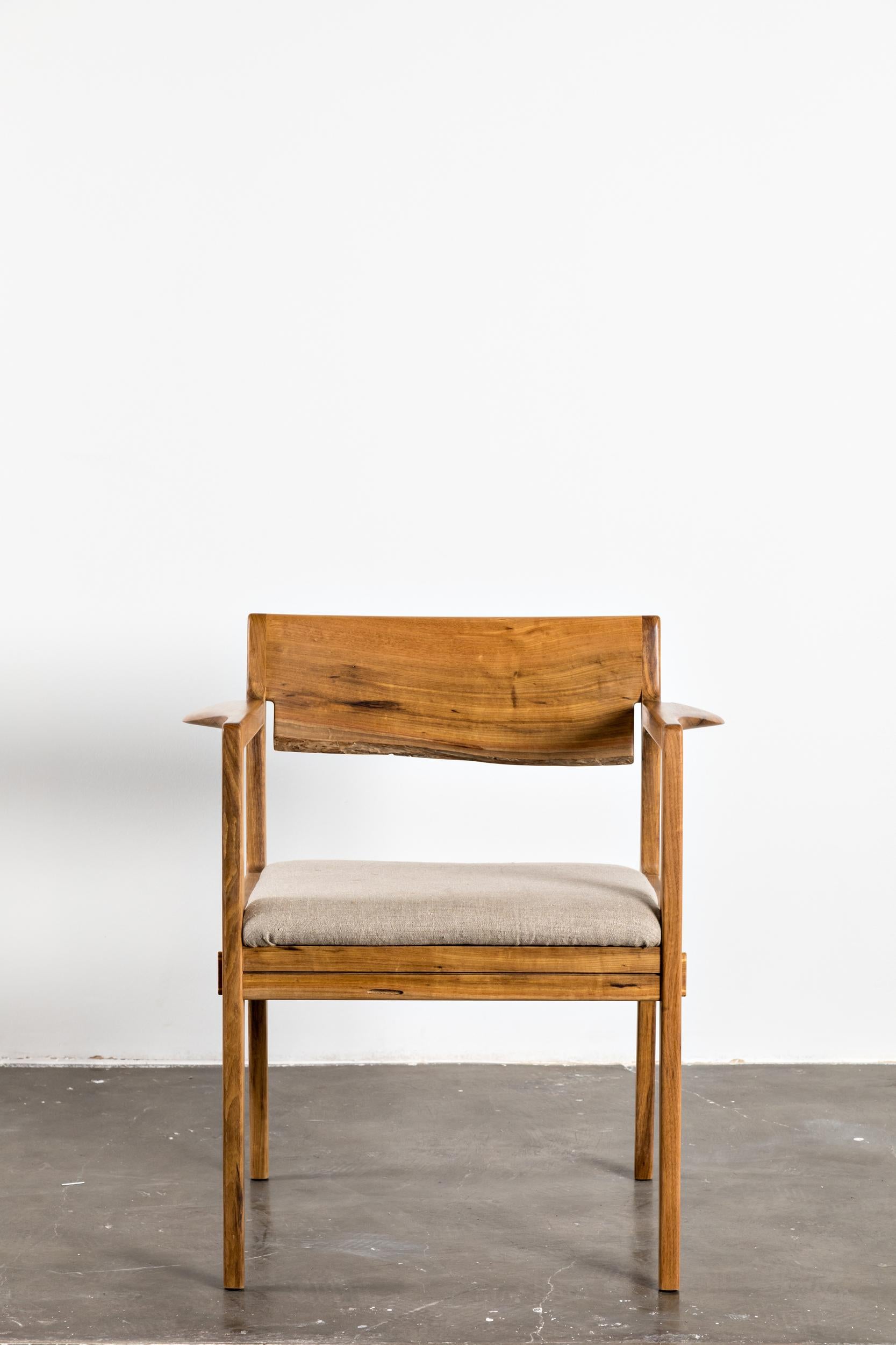 Brésilien Fauteuil en bois de feuillus brésilien de Ricardo Graham Ferreira en vente