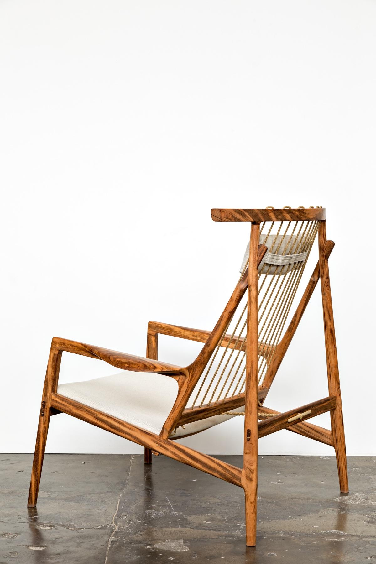 Brésilien Fauteuil contemporain en bois de feuillus brésilien de Ricardo Graham Ferreira en vente