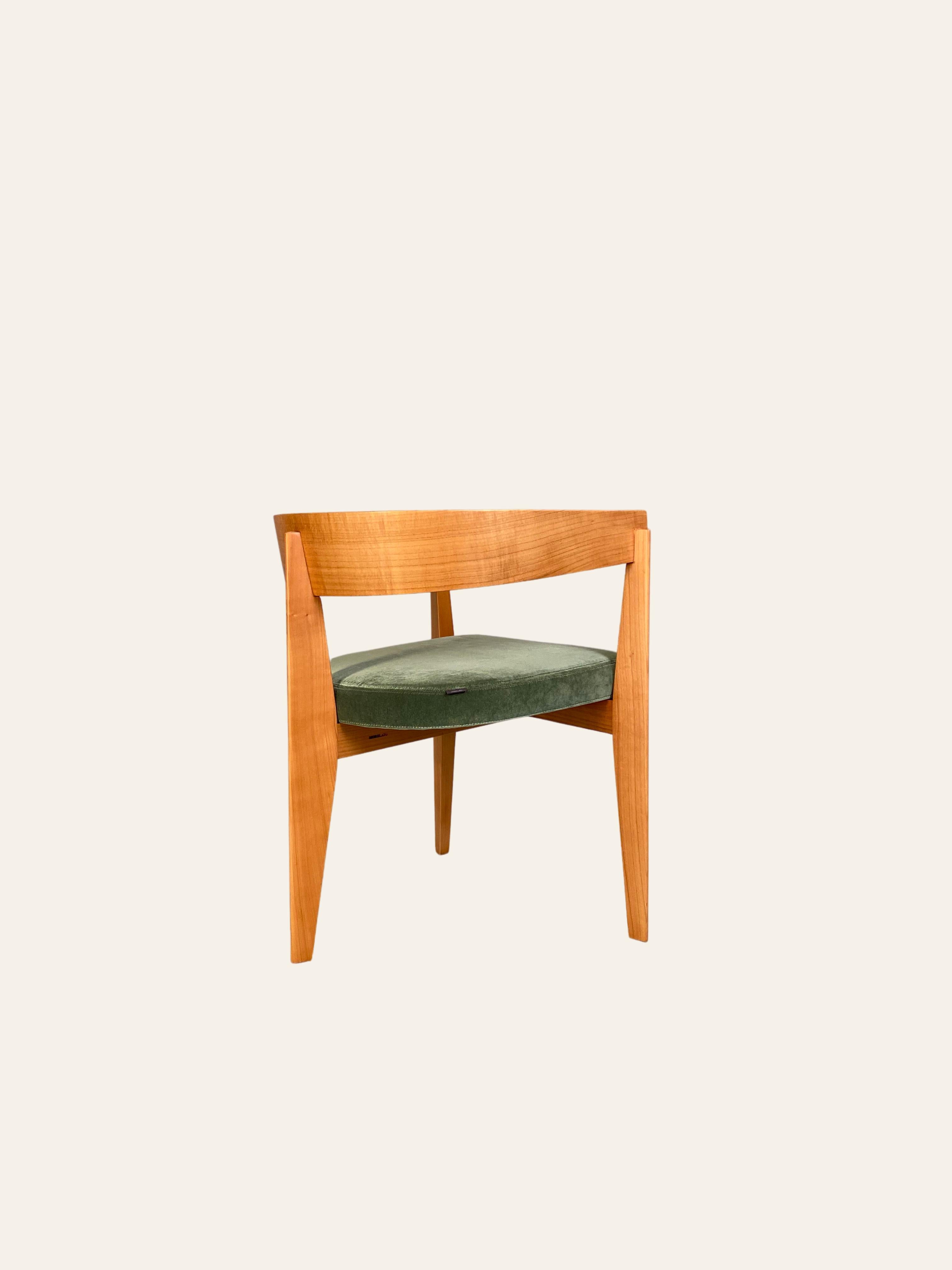 Ronson contemporary upholstered armchair made of cherrywood. The curved backrest is supported by three legs. Padded cushion upholstered with leather or fabric.
   