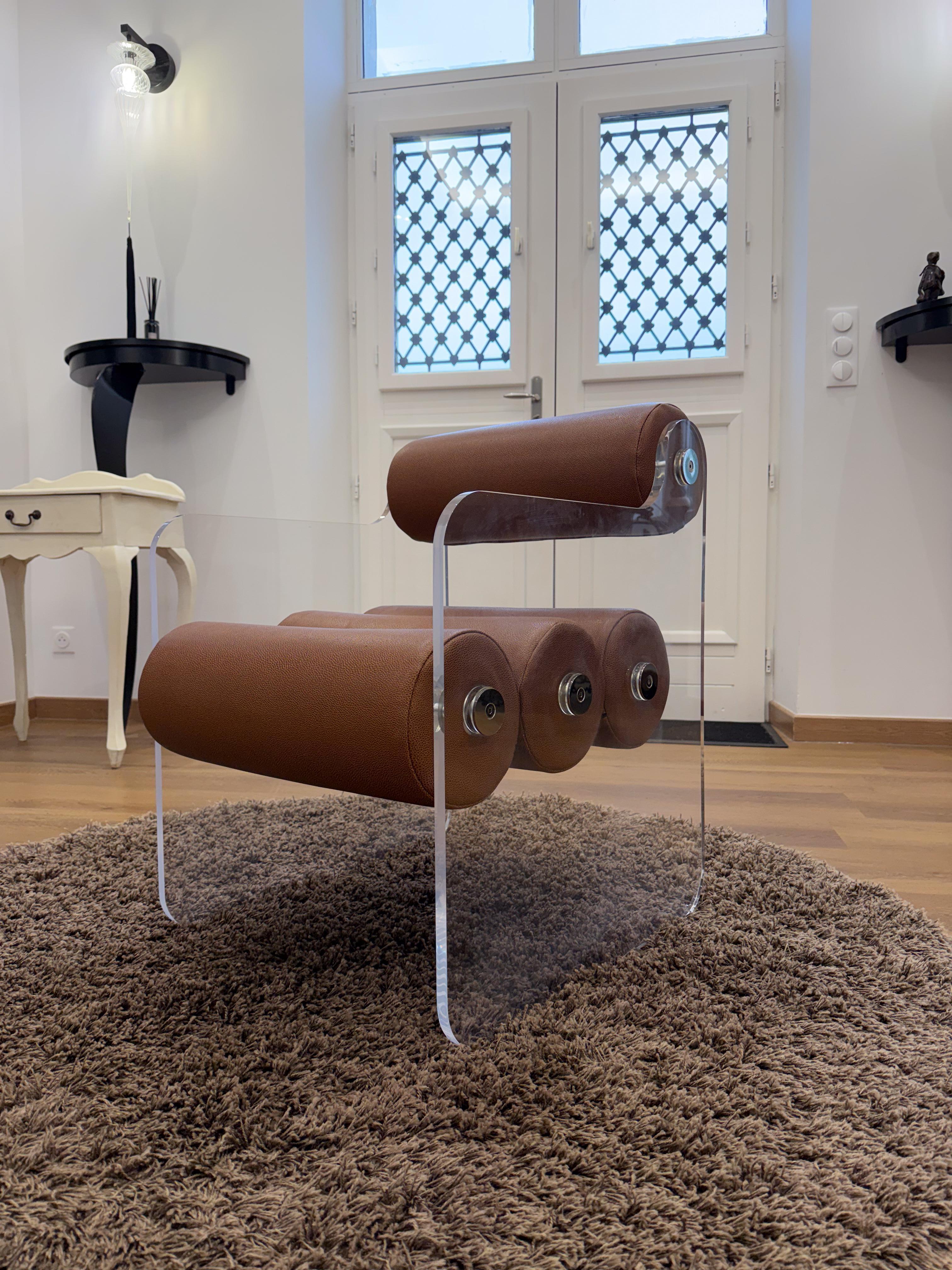 Moderno Poltrona contemporanea in PMMA fuso trasparente con schiuma HR e pelle vegana in vendita