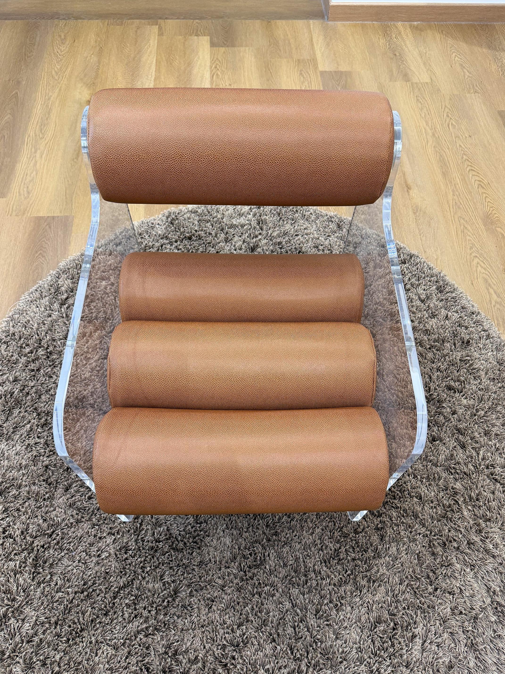 Francese Poltrona contemporanea in PMMA fuso trasparente con schiuma HR e pelle vegana in vendita