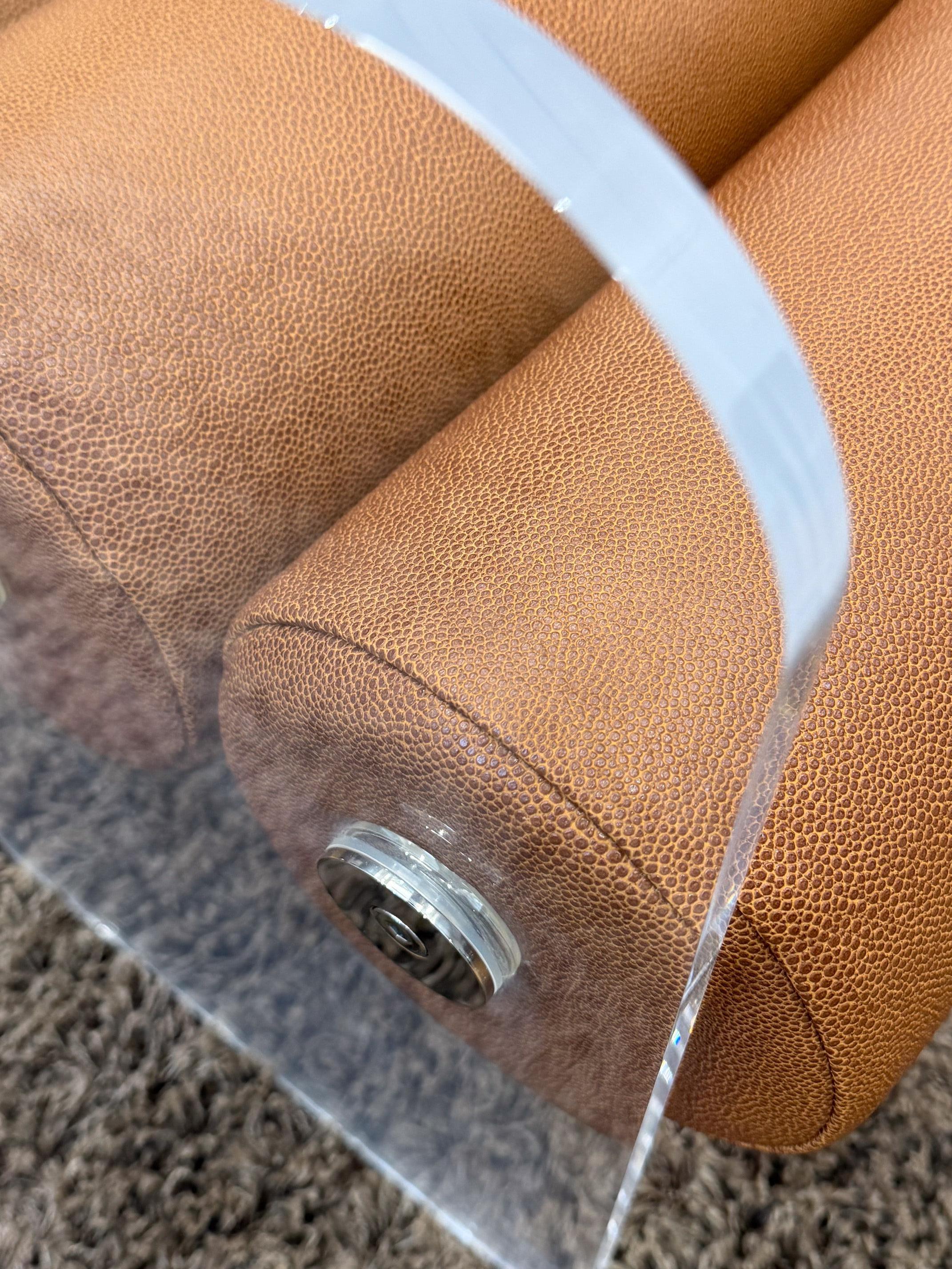 XXI secolo e contemporaneo Poltrona contemporanea in PMMA fuso trasparente con schiuma HR e pelle vegana in vendita