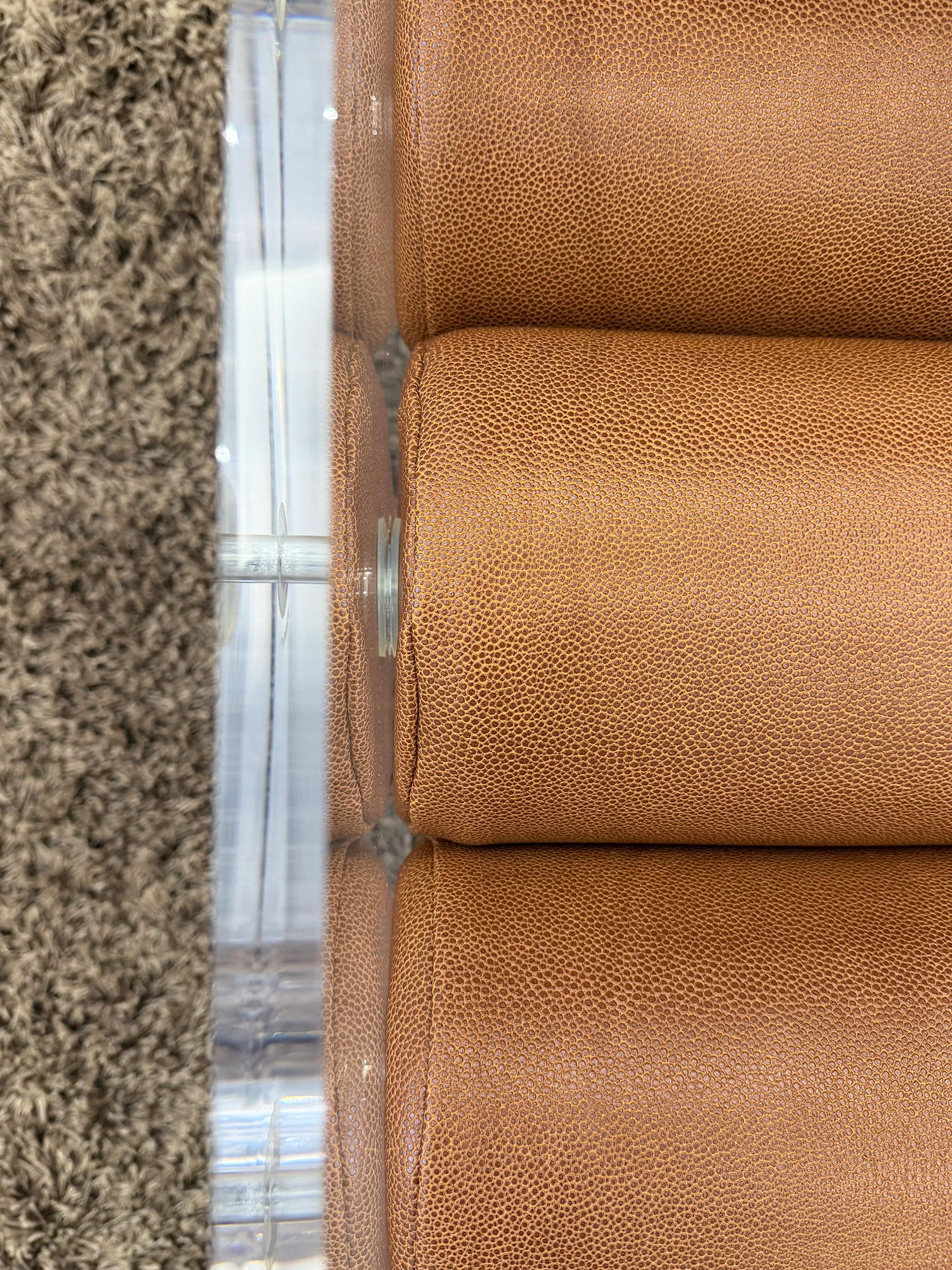 Acciaio inossidabile Poltrona contemporanea in PMMA fuso trasparente con schiuma HR e pelle vegana in vendita