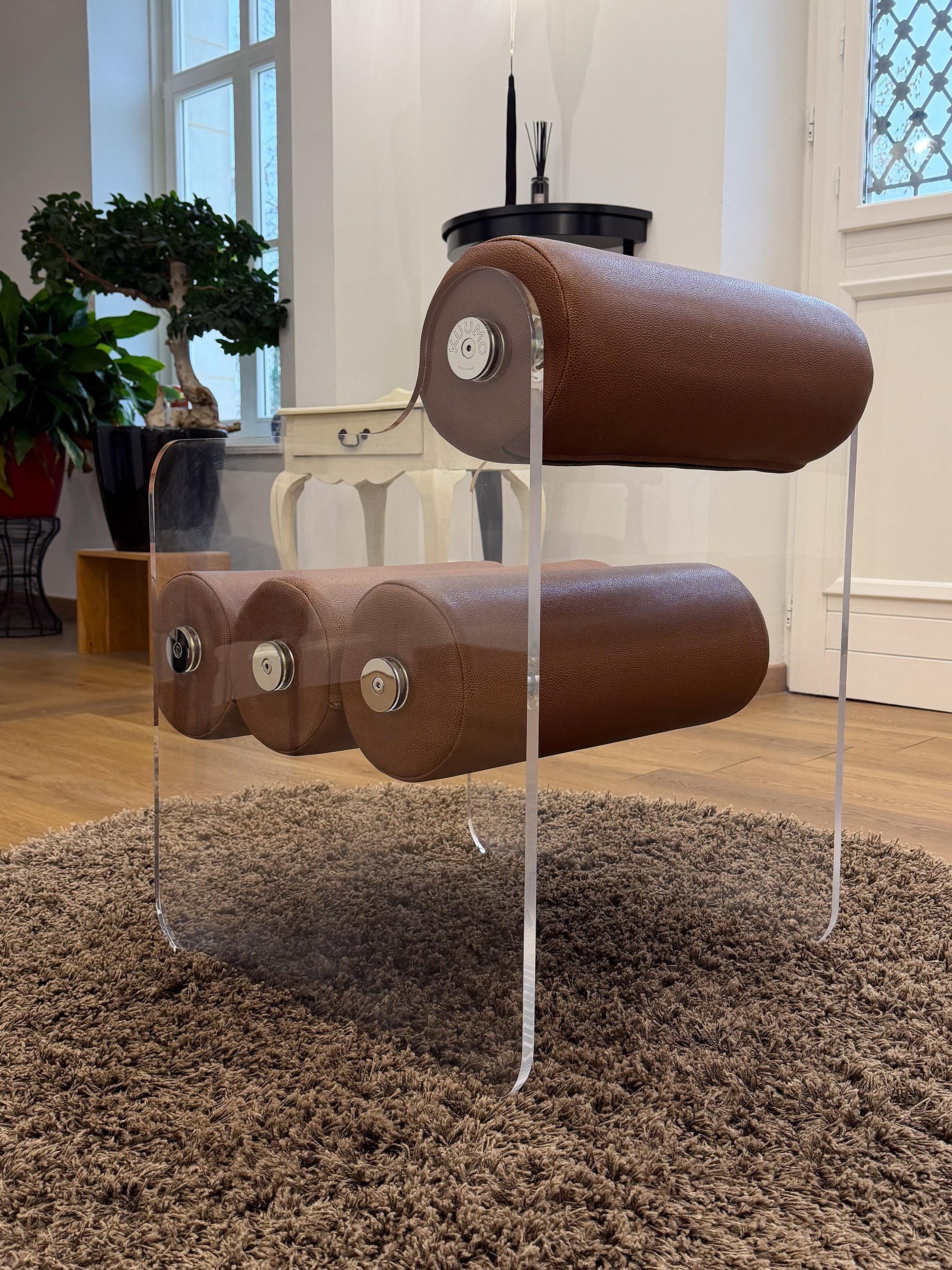 Poltrona contemporanea in PMMA fuso trasparente con schiuma HR e pelle vegana in vendita 1