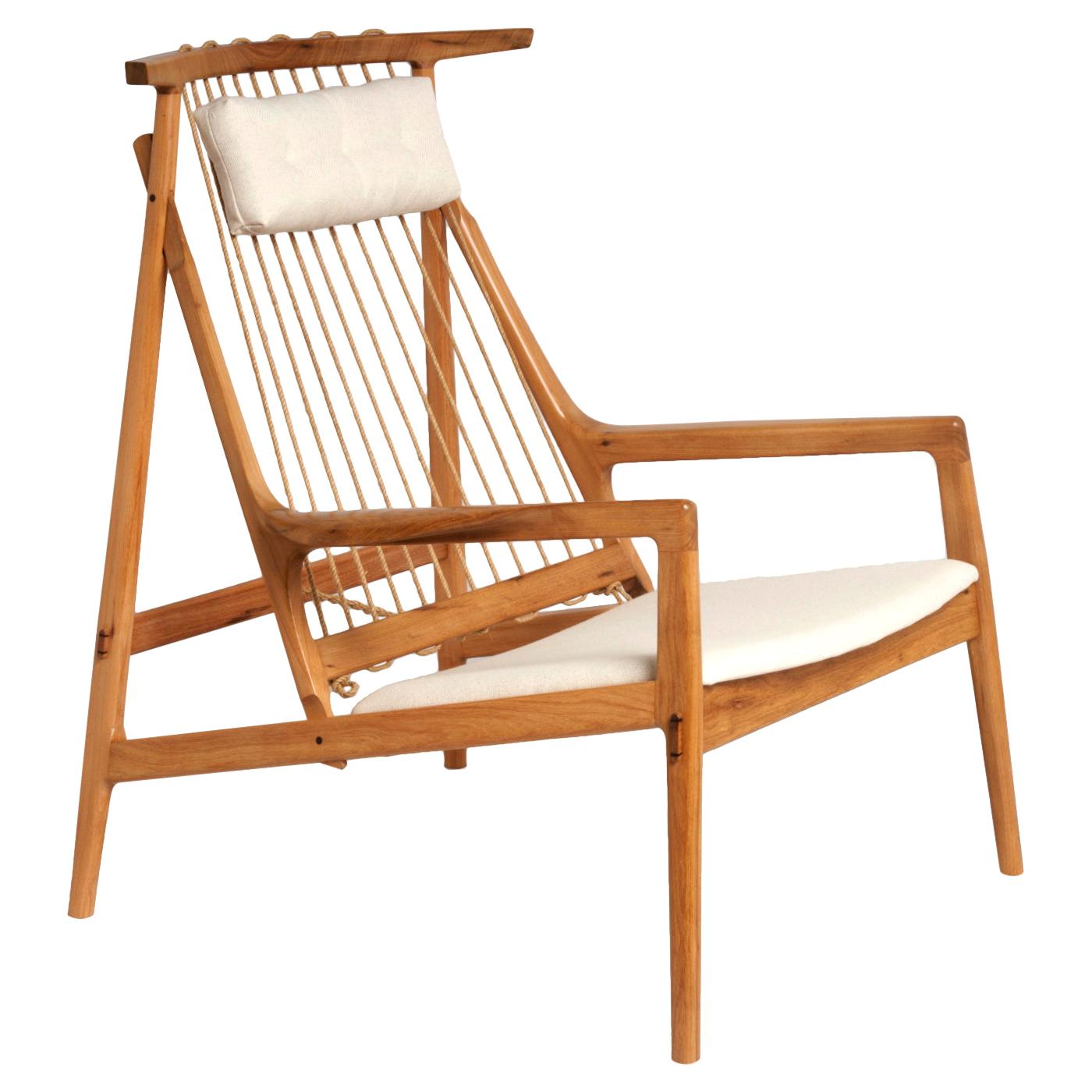 Zeitgenössischer Sessel aus aufgearbeitetem tropischem Hartholz, gepolsterter Sitz und Kopfkissen aus Leinen.

Die Rückenlehne besteht aus Rami Cord, einer pflanzlichen Faser, die gedreht und behandelt wird.

Dieses Stück kann auf Anfrage in einigen