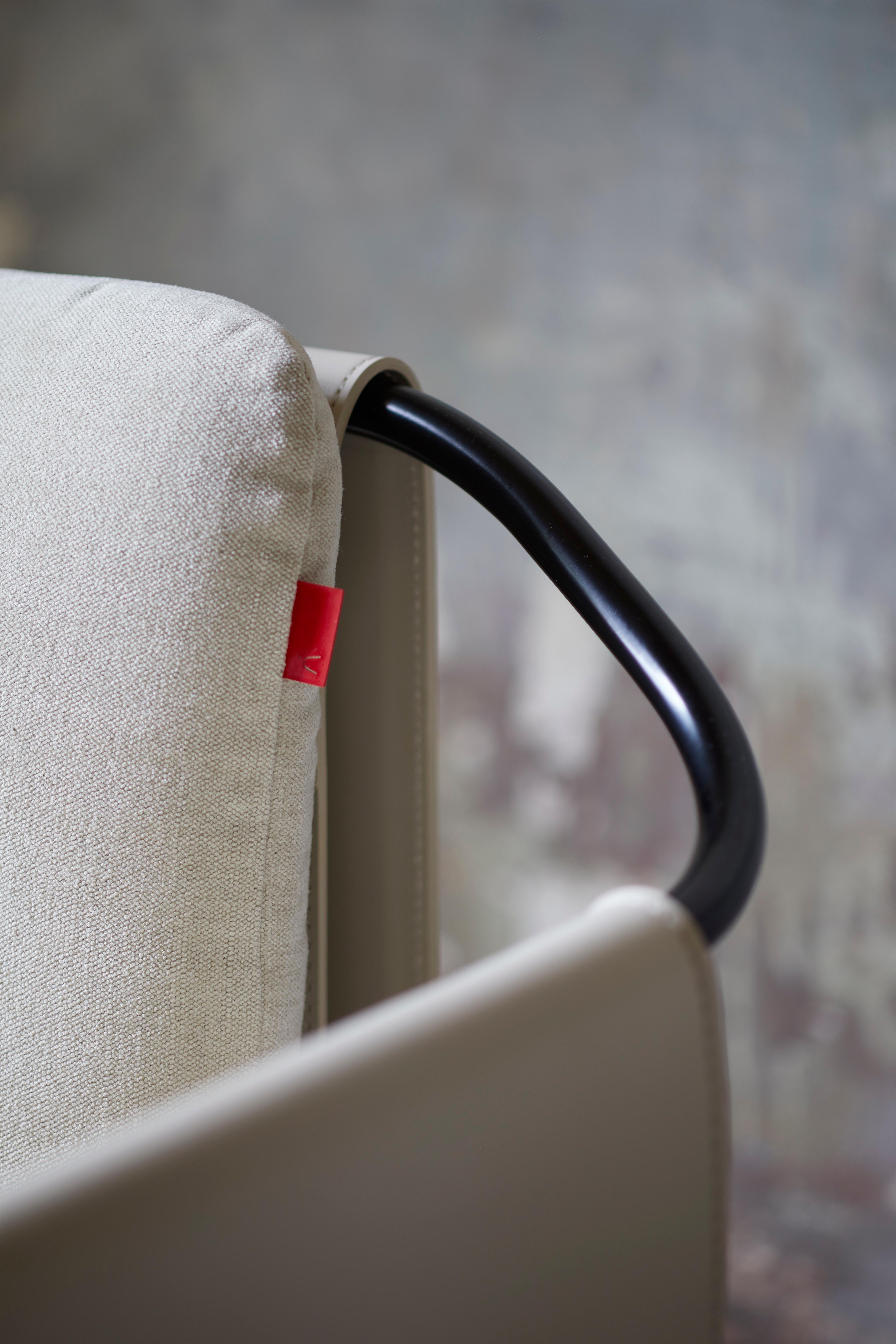 XXIe siècle et contemporain Fauteuil contemporain 'KIMONO' Tissu et cuir beige, acier chromé en vente