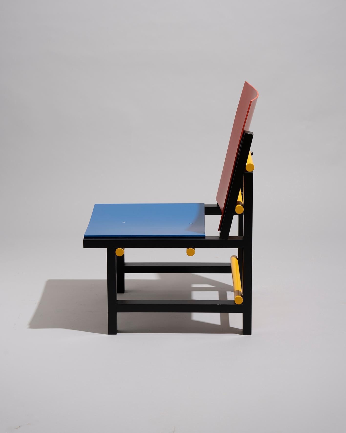 Moderner moderner zeitgenössischer Sessel aus rotem, blauem, gelbem und schwarzem Holz von Marc Morro (Spanisch) im Angebot