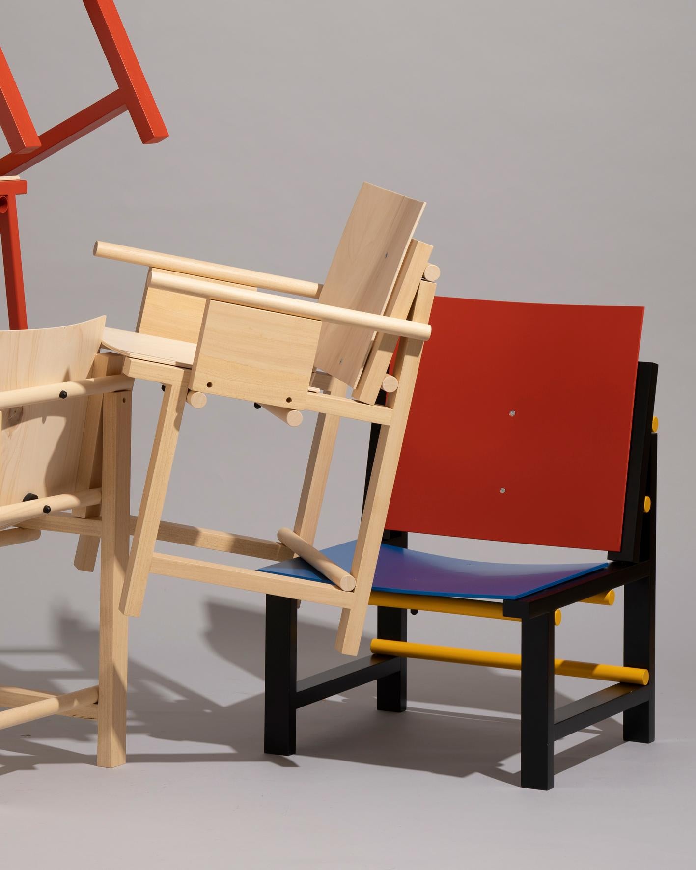 Moderner moderner zeitgenössischer Sessel aus rotem, blauem, gelbem und schwarzem Holz von Marc Morro im Zustand „Neu“ im Angebot in Barcelona, ES