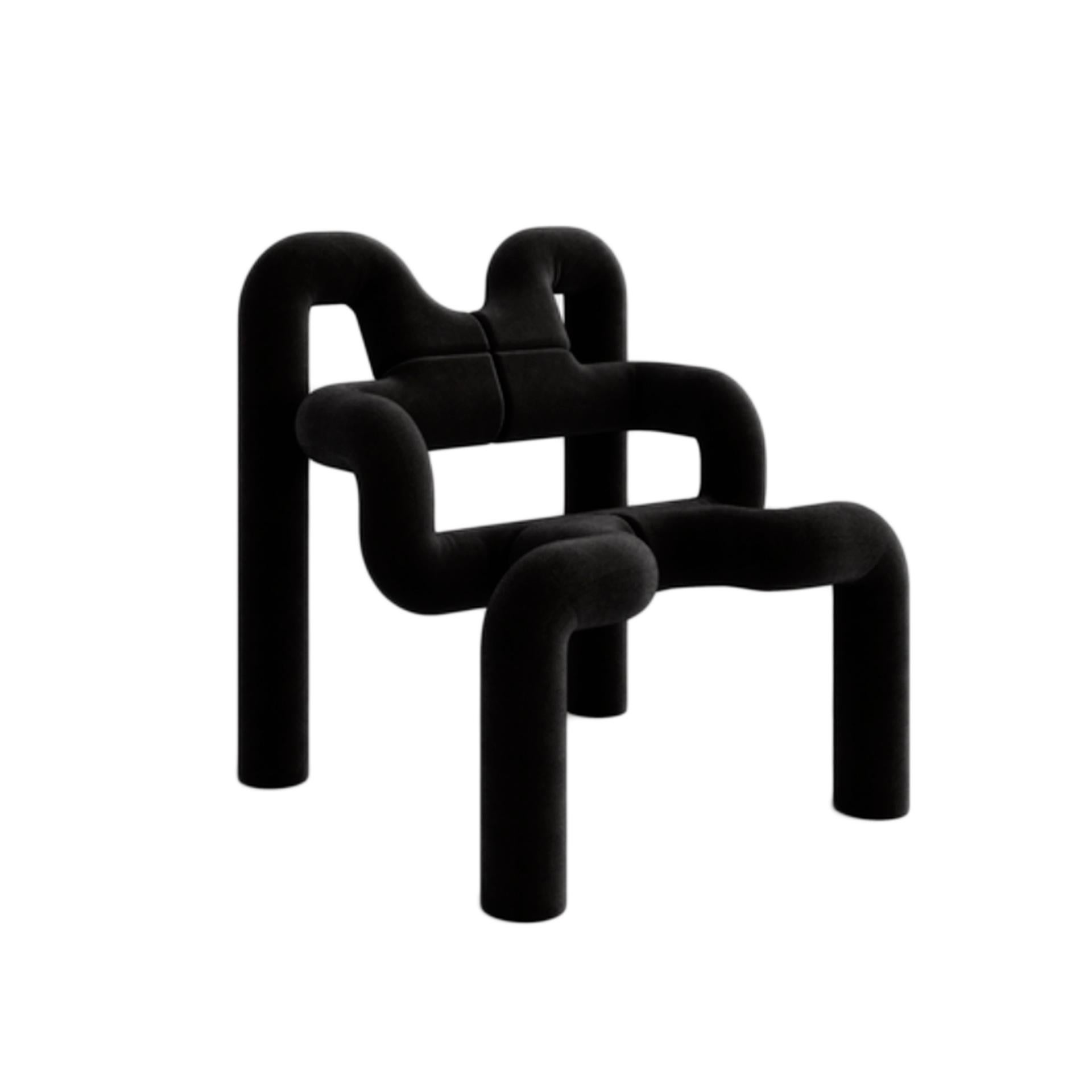 Fauteuil Mod Ekstrem conçu par Terje Ekstrom. Structure en acier recouverte de mousse de laine tricotée, et tapissée de tissu de laine noir.

Chaque article proposé par LA Studio est contrôlé par notre équipe de 10 artisans dans notre atelier