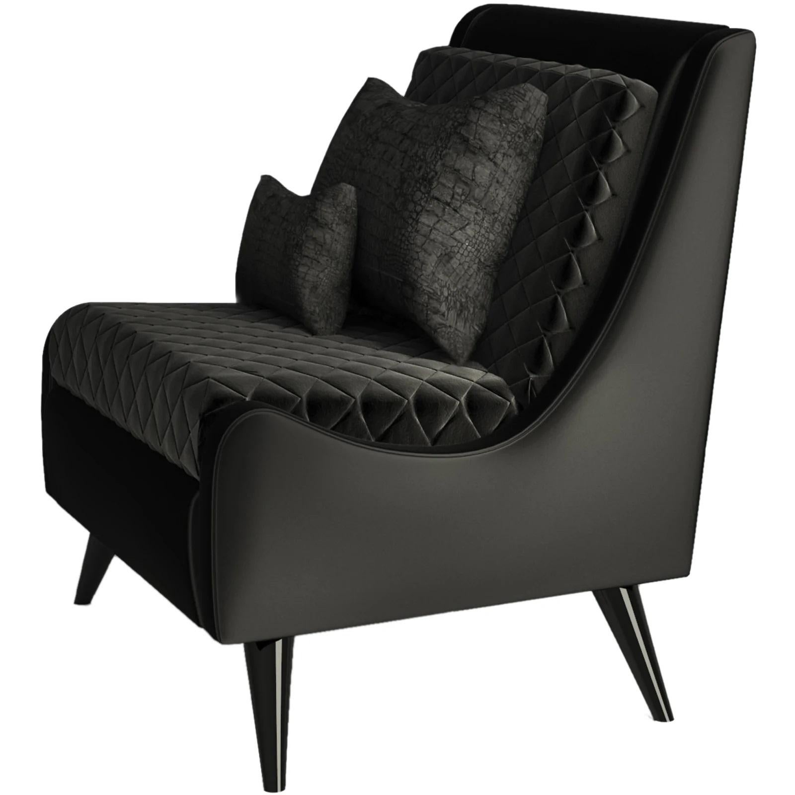 Handgefertigtes Sofa aus schwarzem Satin und schwarzem Baumwollsamt. 
Die Beine sind schwarz lackiert und mit Hochglanzlack versehen.
Setzen Sie sich mit uns in Verbindung, um sich über die COM/COL-Produktion, die Anforderungen und die Anweisungen