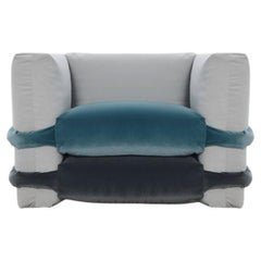 Poltrona contemporanea 'Pillow' di Muller van Severen, velluto blu