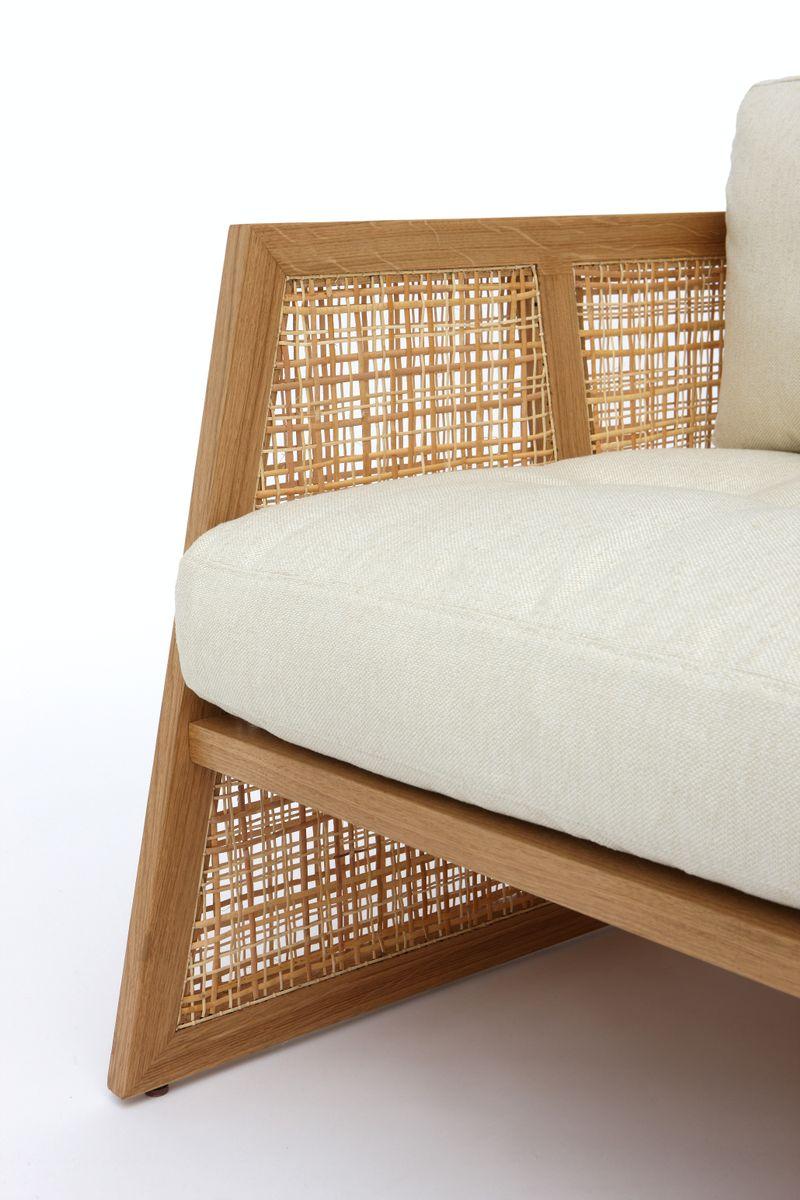 Dieser Sessel im Midcentury-Stil zeichnet sich durch seine markanten Winkel und das Spiel mit der Textur aus.
Der handgefertigte Sessel aus Holz und Rattan ist eine Anspielung auf Vintage-Möbel, aber mit einem modernen Twist. 
Die Kissen werden in