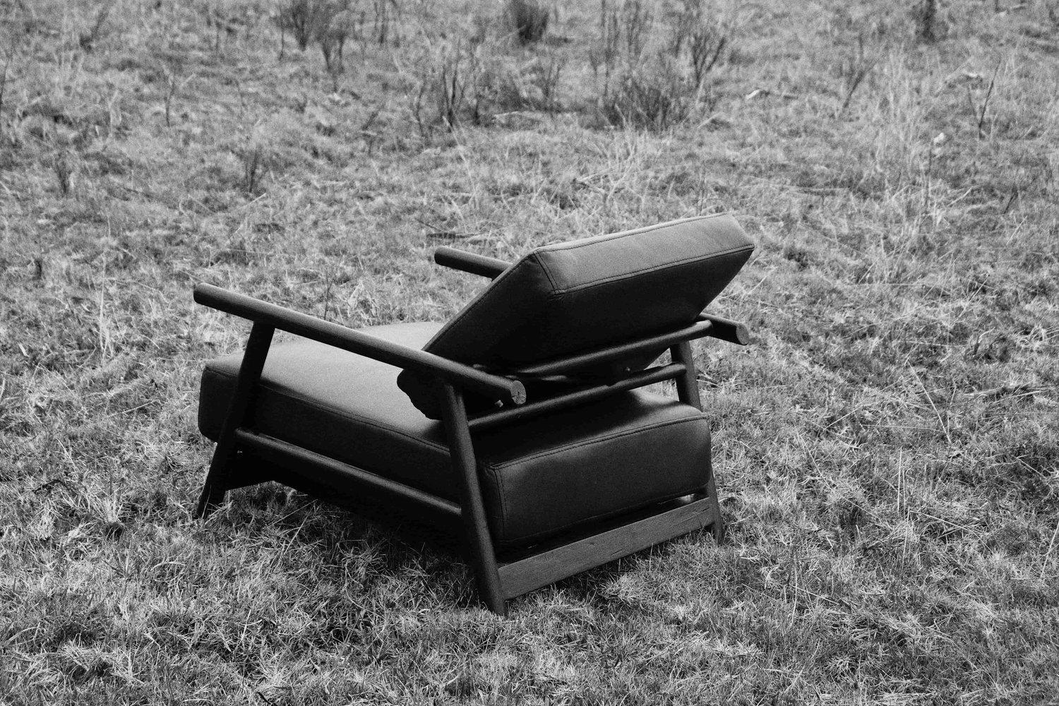 Contemporary Sessel 'Thanatos' von Carmworks, gebranntes Holz und Leder im Angebot 3