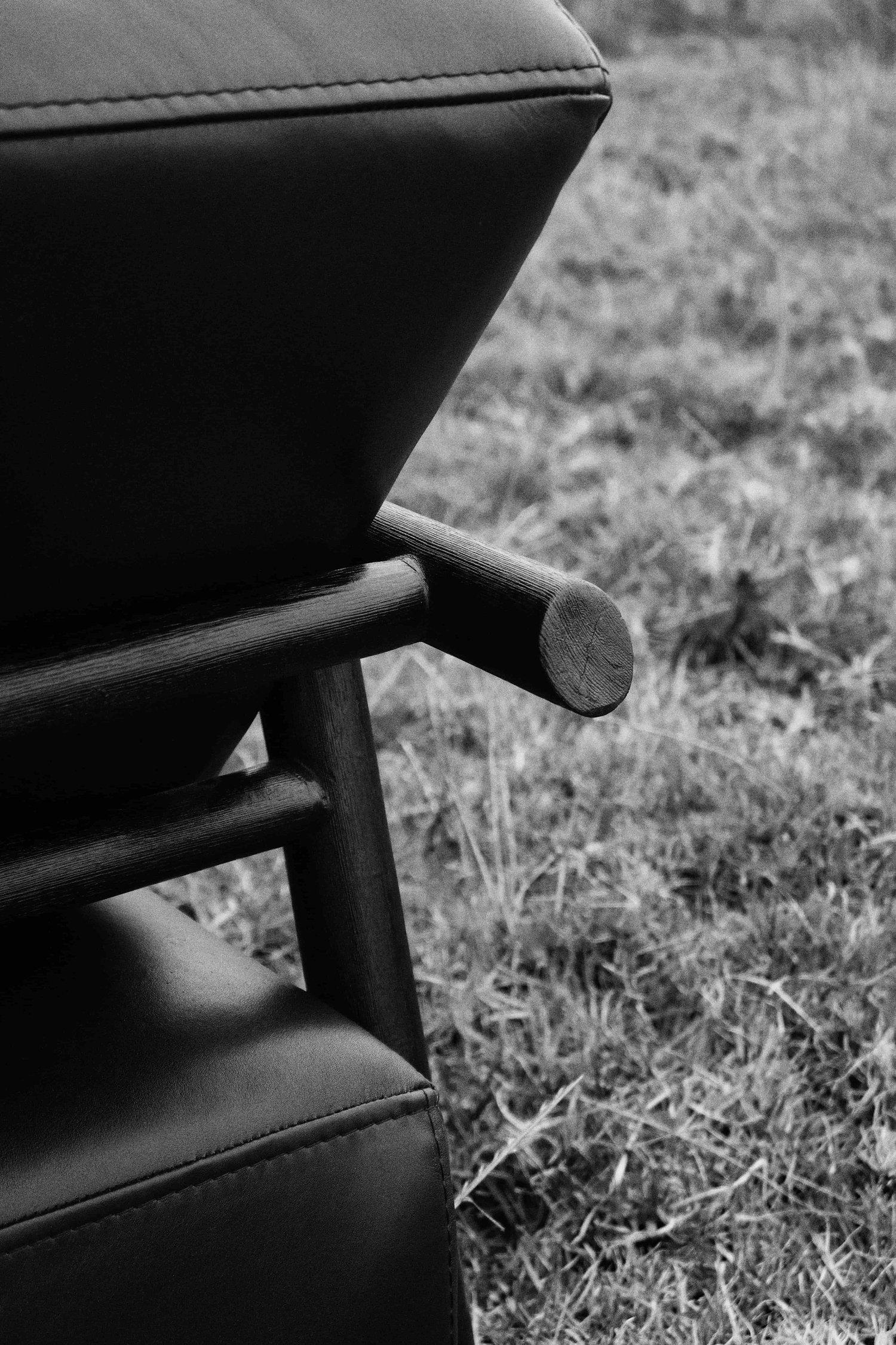 Contemporary Sessel 'Thanatos' von Carmworks, gebranntes Holz und Leder (Eichenholz) im Angebot