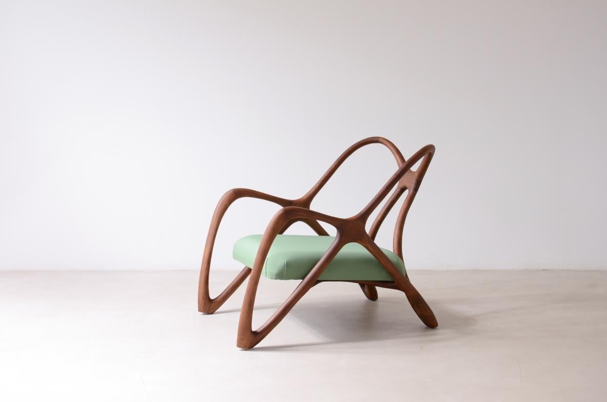 Extraordinario sillón de formas antropomórficas de madera curvada con asiento de tela acolchado.

Prototipo artesanal hecho a mano como modelo único.