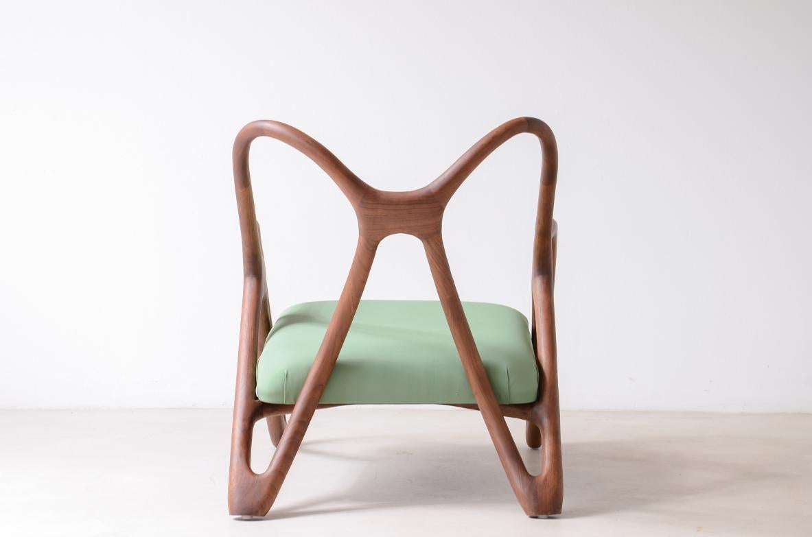 Sillón contemporáneo con formas antropomórficas en venta 1