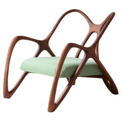 Fauteuil contemporain aux formes anthropomorphes
