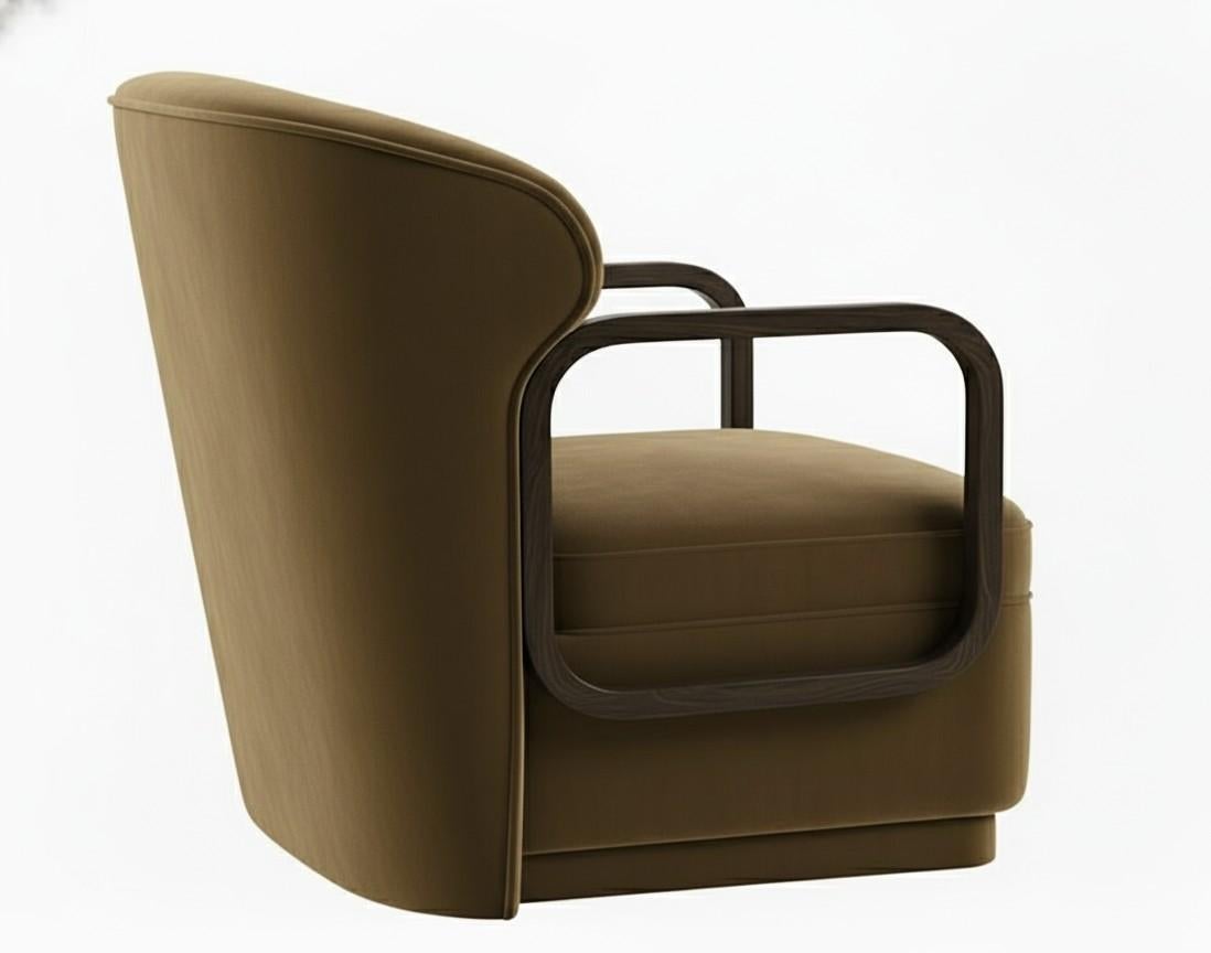 Este sillón elegante y contemporáneo es una hermosa mezcla de comodidad y diseño estructurado. Cuenta con un asiento y un respaldo acolchados y afelpados que proporcionan un lugar acogedor y cómodo para relajarse. El elemento más distintivo de la