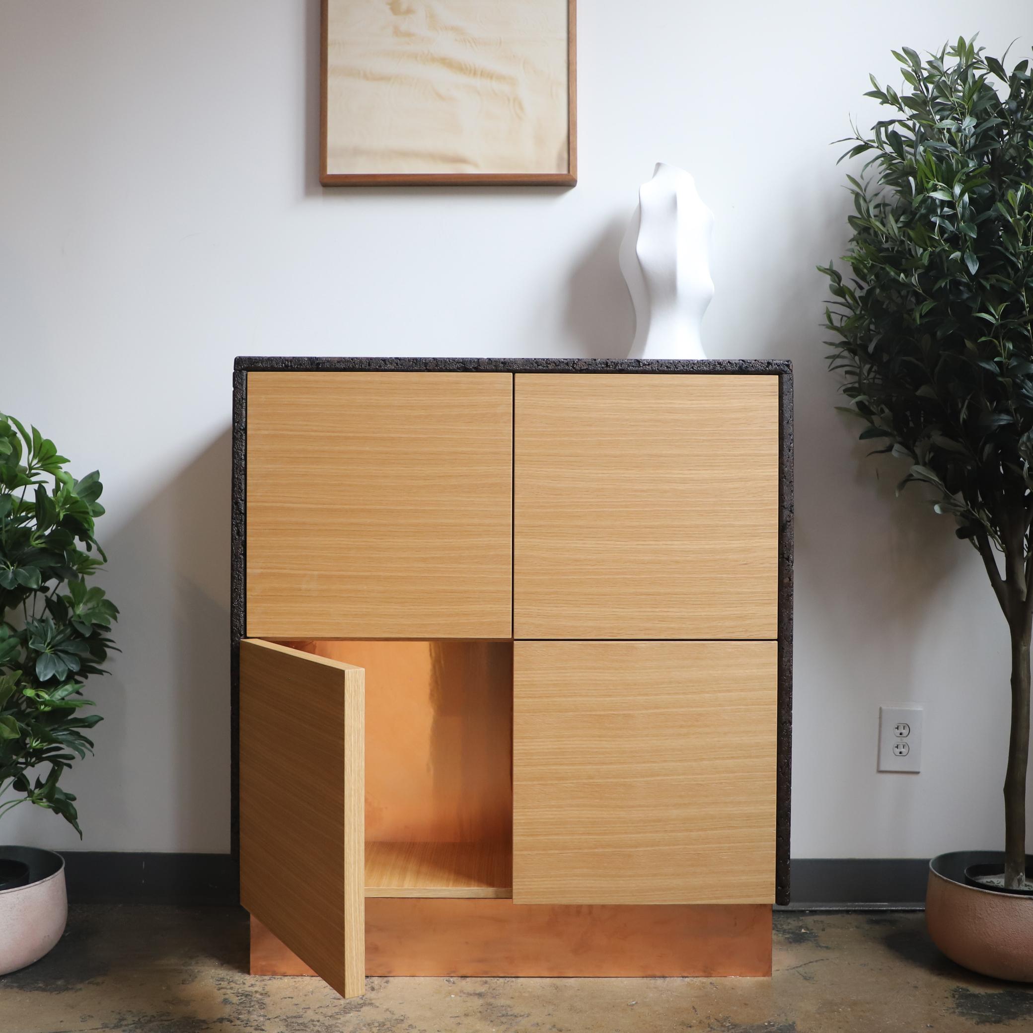Américain Armoire dressing contemporaine en Oak Oak et Cork avec base en cuivre par Studio Melrose en vente