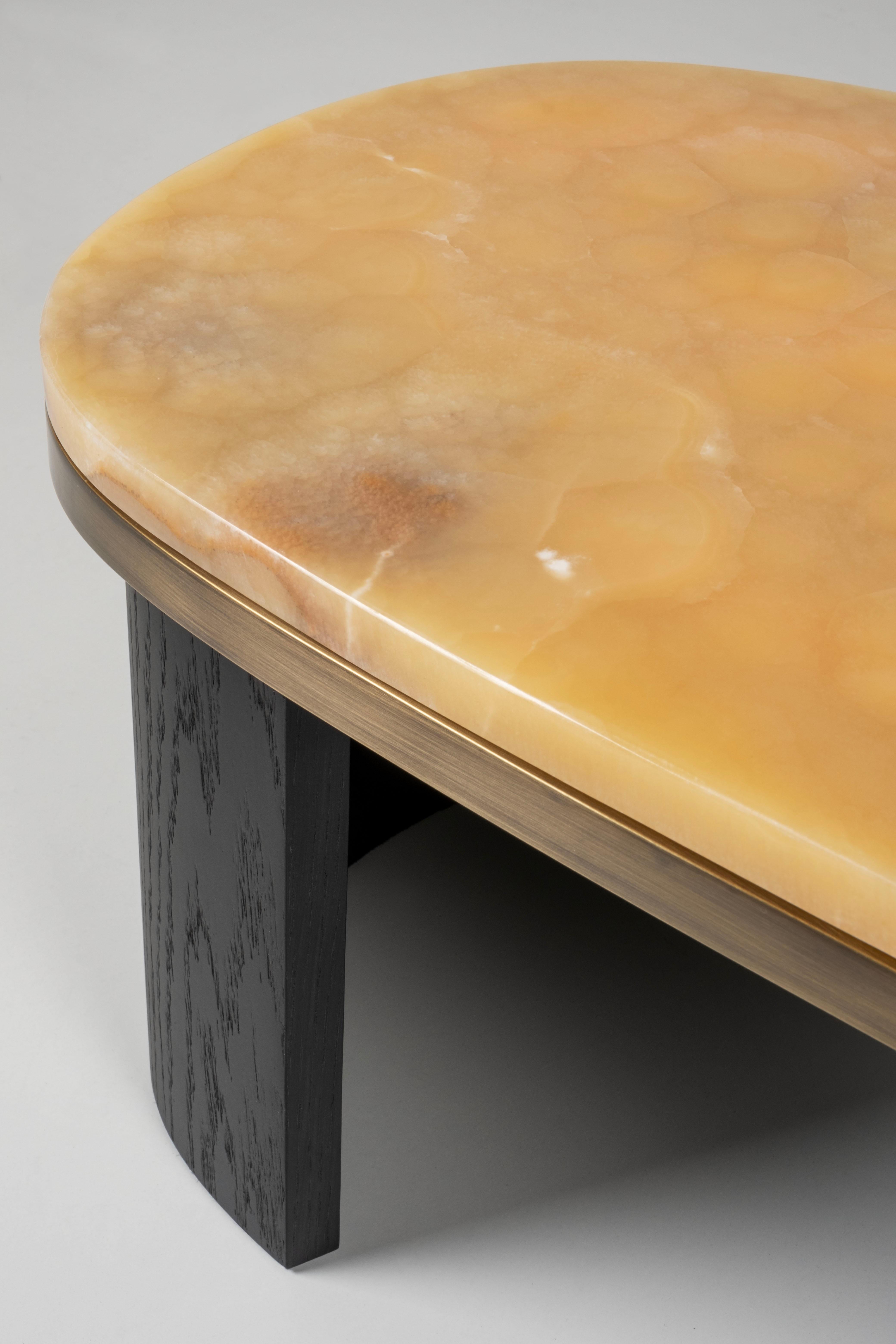 Portugais Table basse contemporaine AMONA, laiton onyx, fait à la main au Portugal par Greenapple en vente