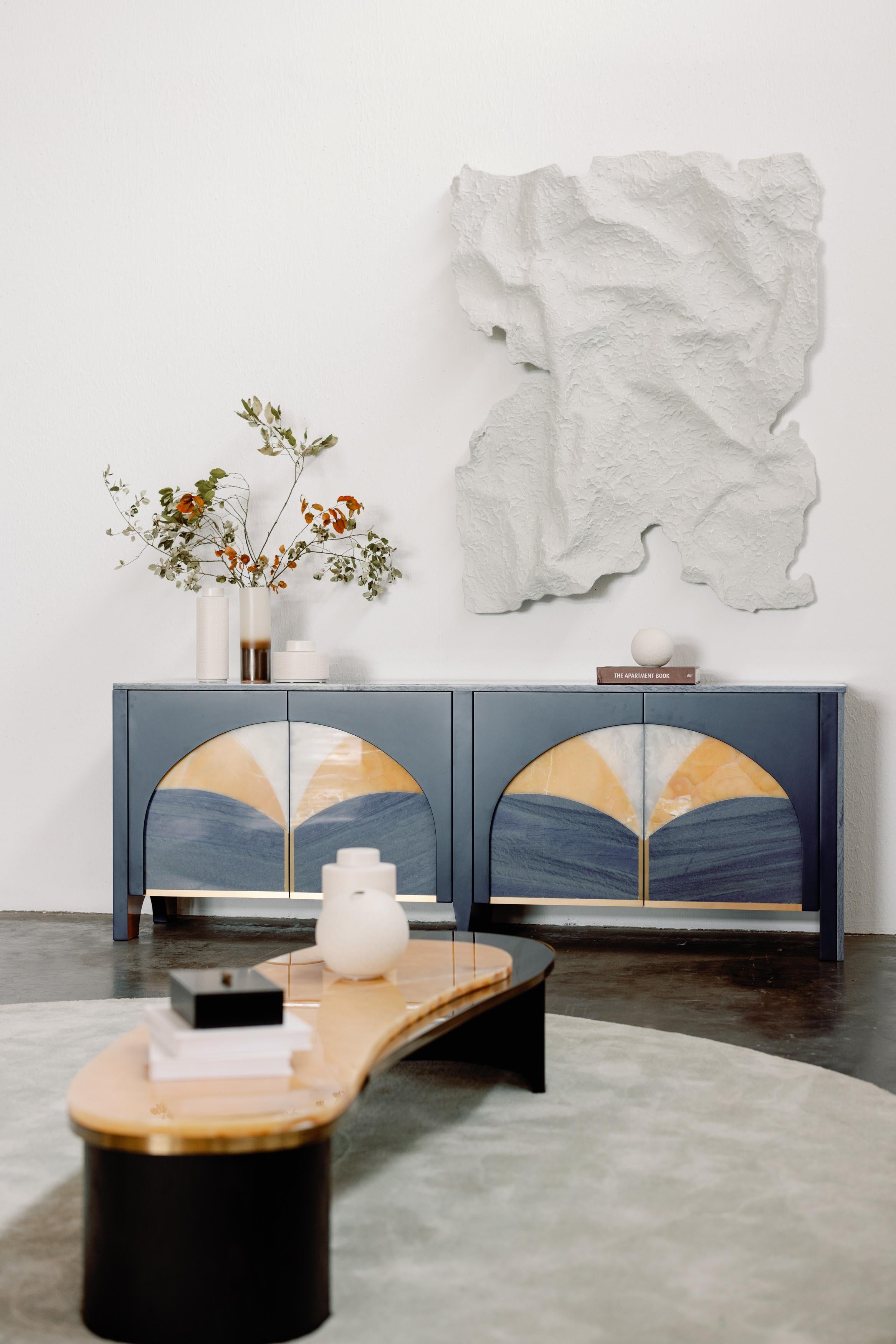 XXIe siècle et contemporain Table basse contemporaine AMONA, laiton onyx, fait à la main au Portugal par Greenapple en vente
