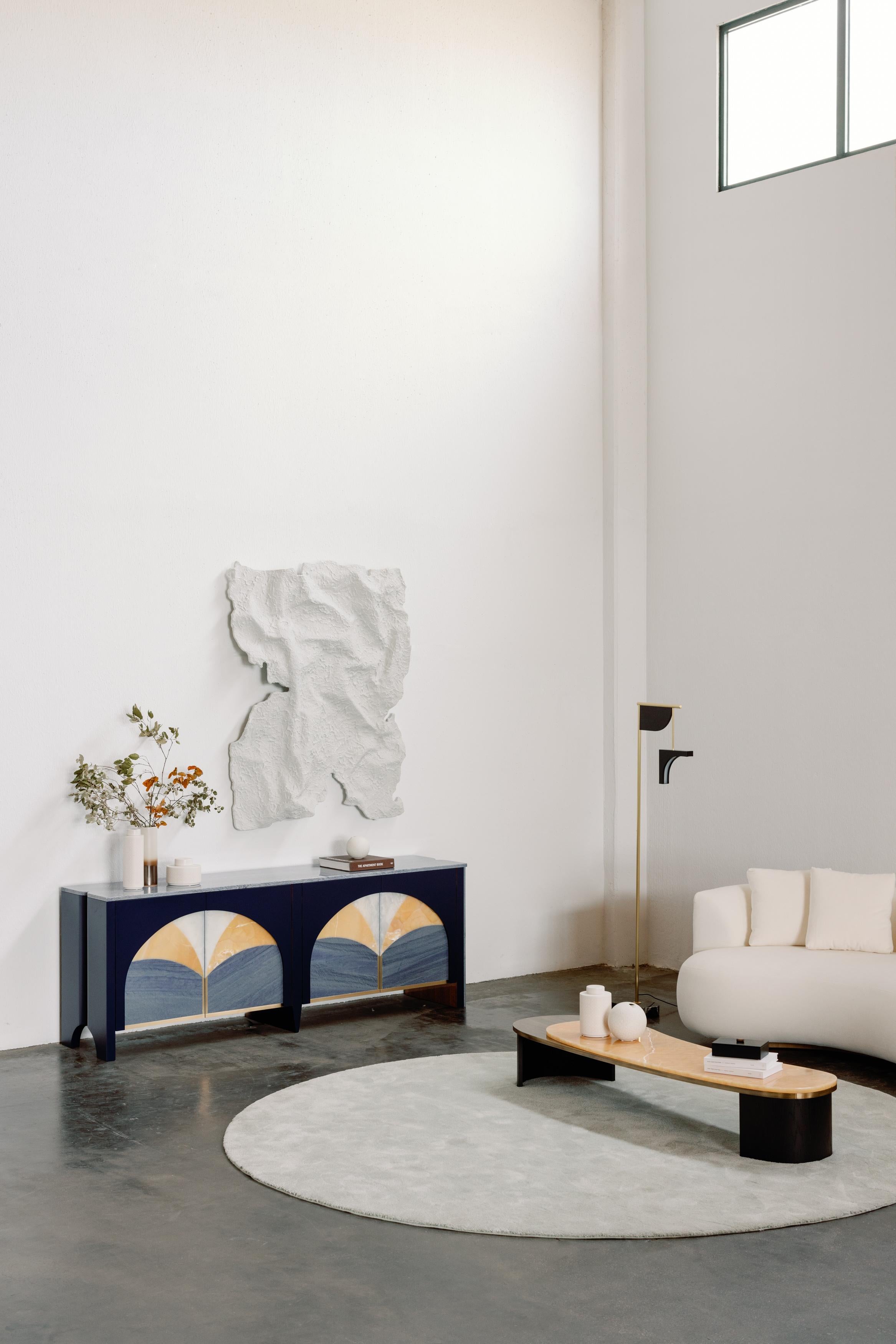 Laiton Table basse contemporaine AMONA, laiton onyx, fait à la main au Portugal par Greenapple en vente