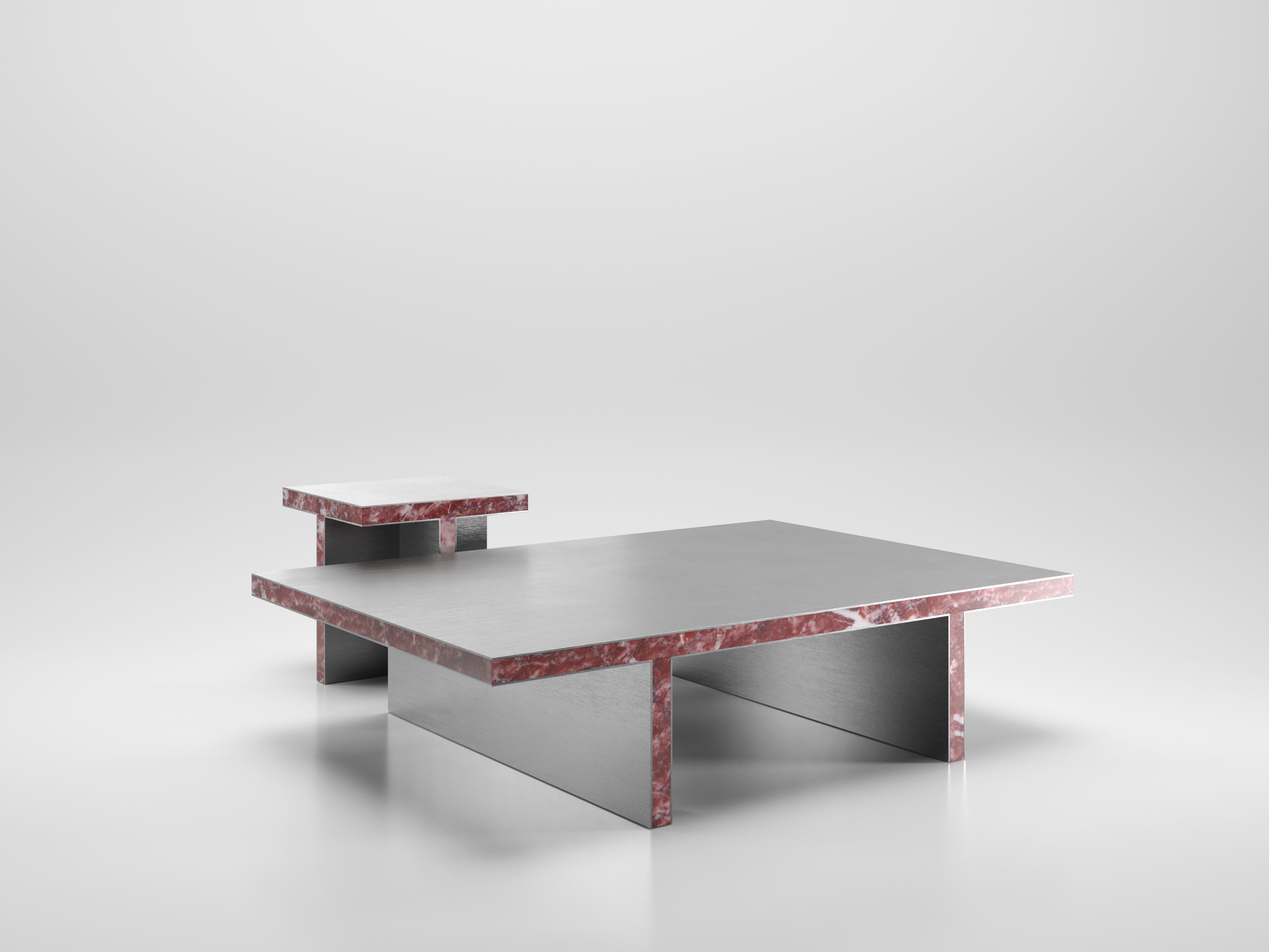 Moderne Table basse contemporaine Arris en acier et travertin en vente