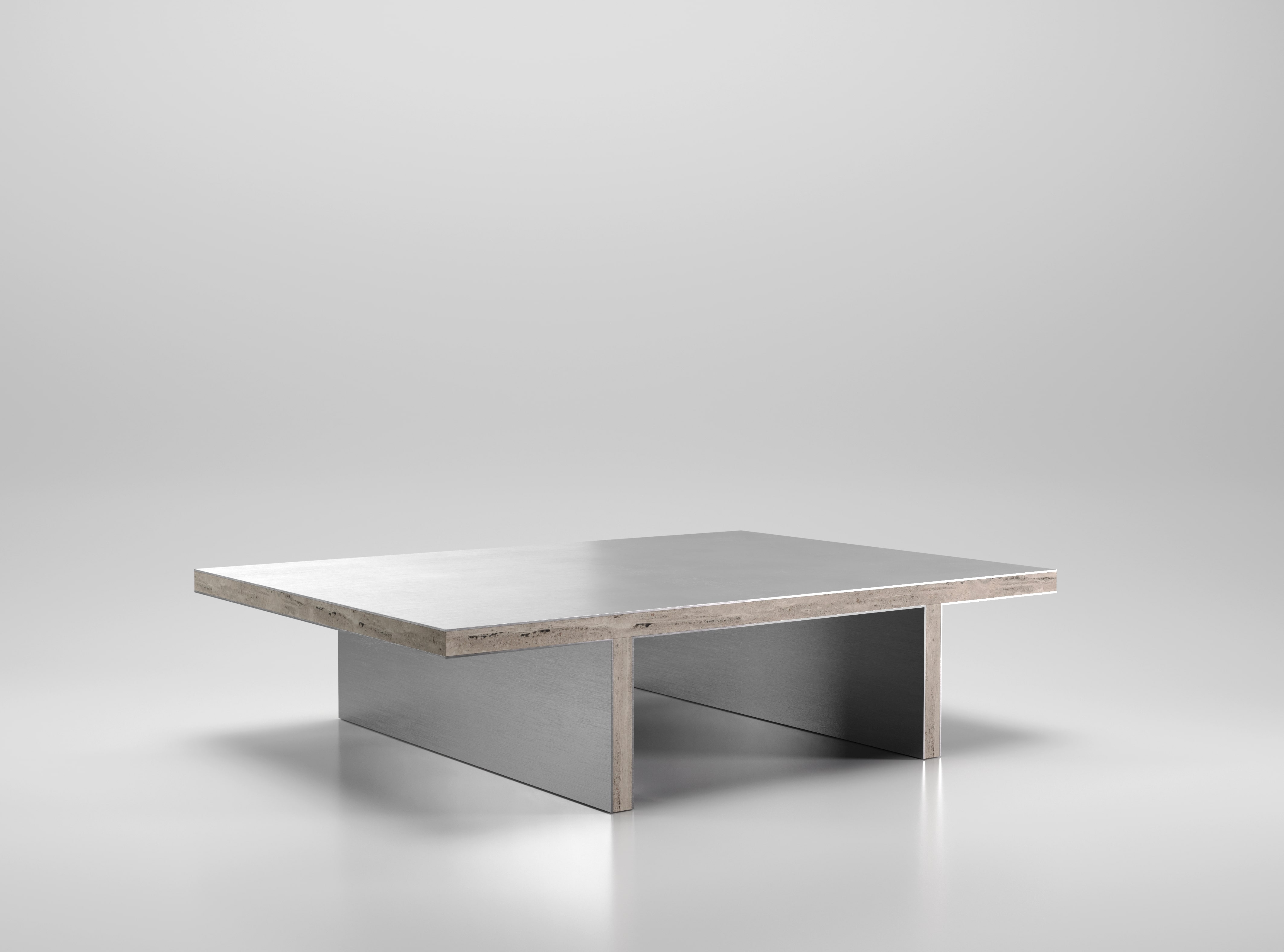 Moderne Table d'appoint contemporaine Arris en acier et Travertino en vente