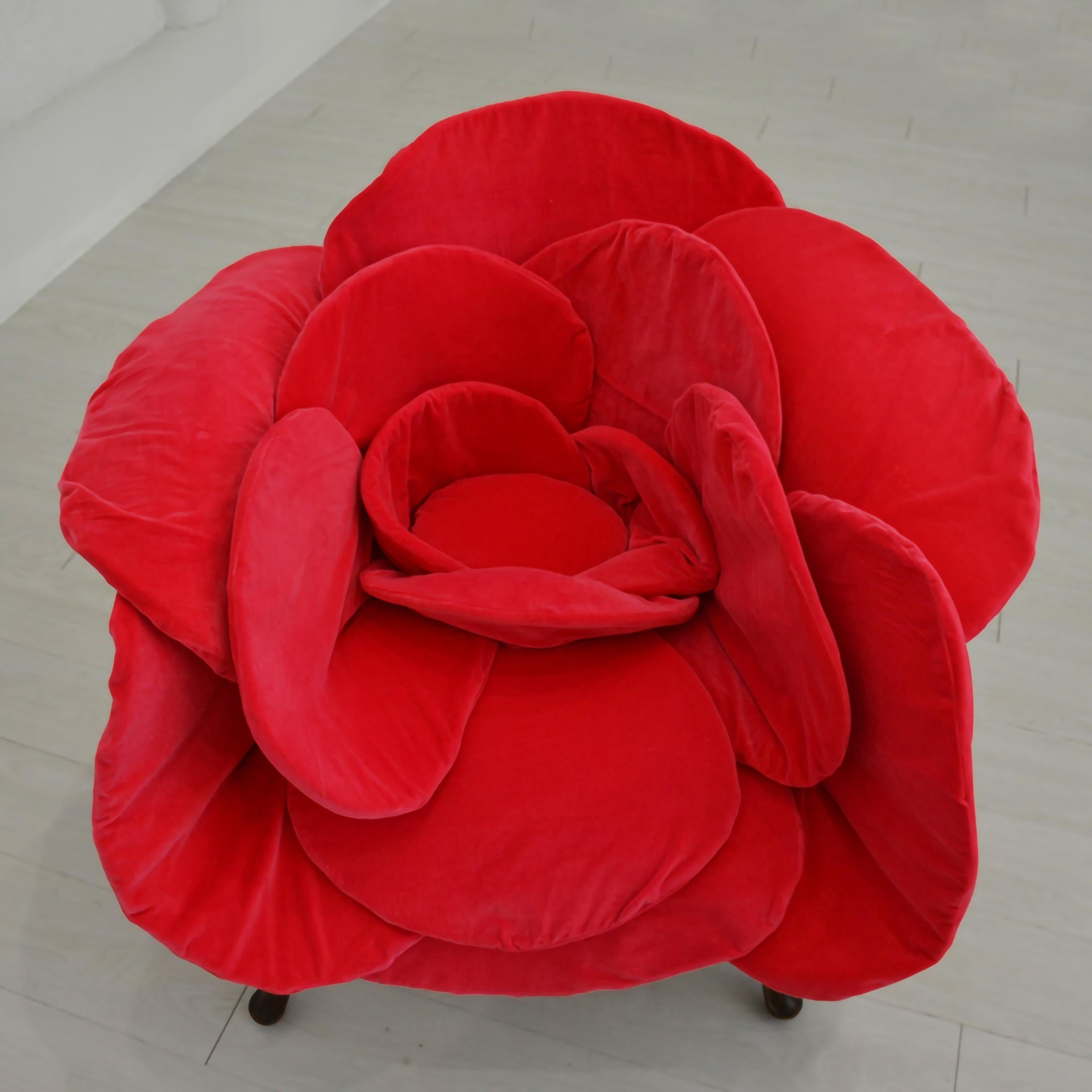 Sculpture. Unique piece hand made by the artist. 
Armchair decorated by the author. Pontoglio velvet rose, trimmings.