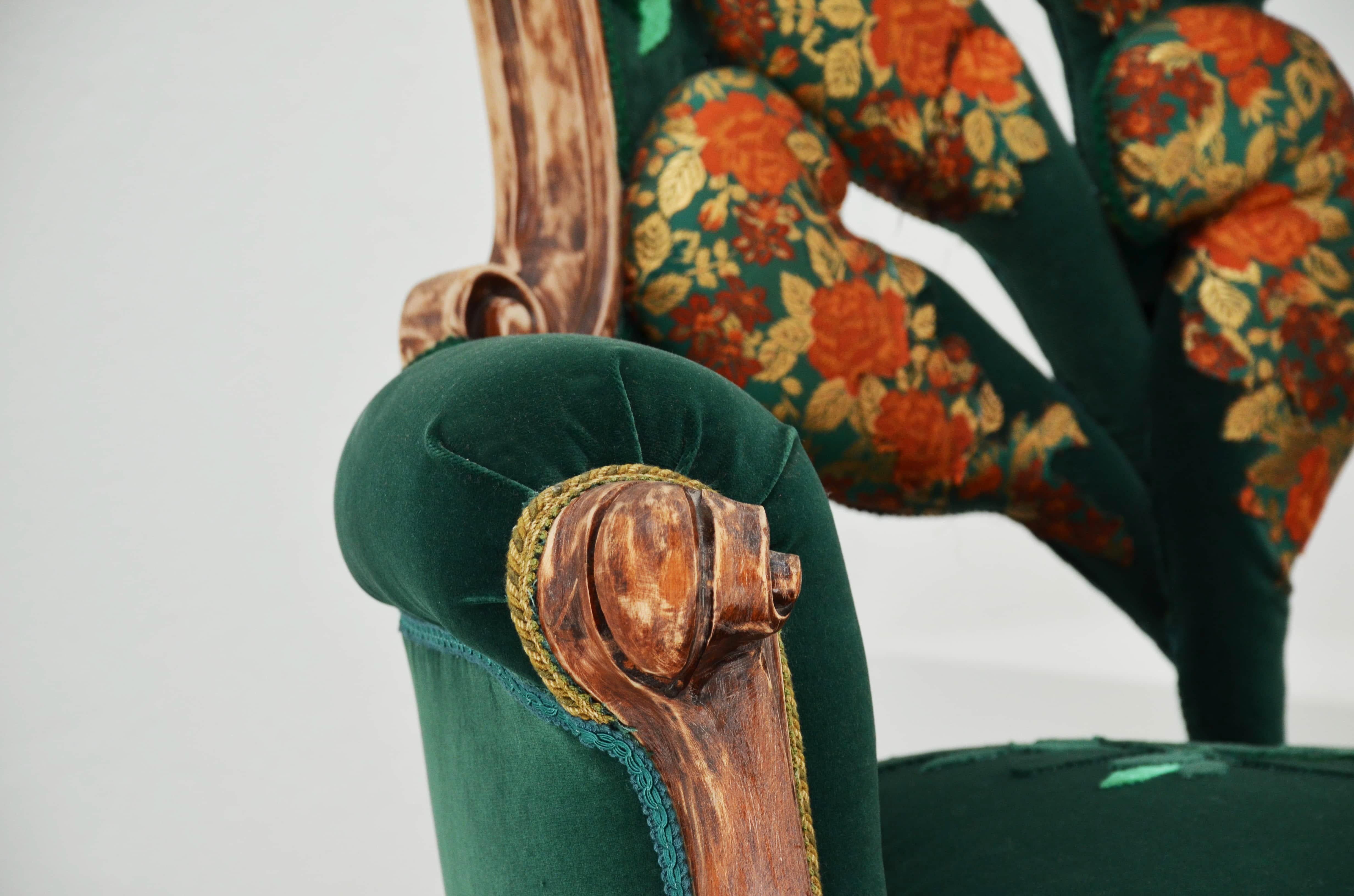 Contemporary Art Sessel - Sillon De Borgs von Carla Tolomeo (Bestickt) im Angebot