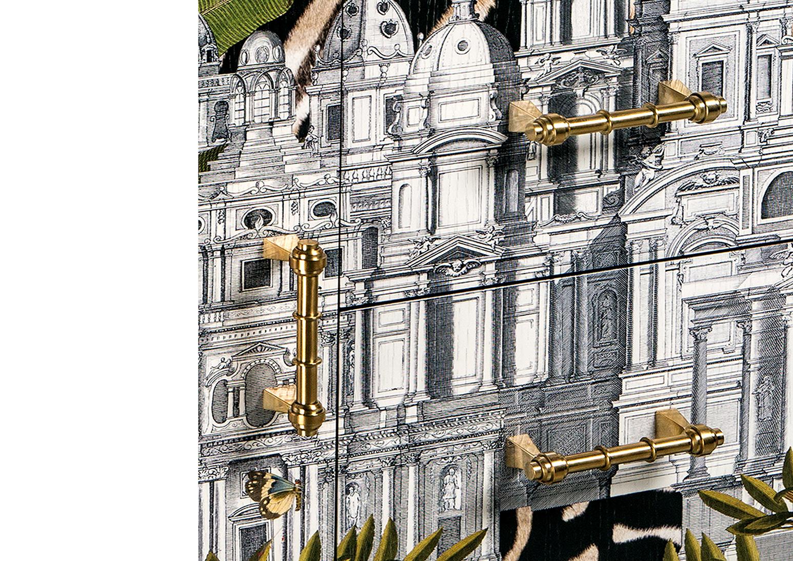 Schwarz lackiertes 6-türiges Sideboard mit Dschungelmotiv und Griffen aus Messingguss. Brilliante zinnoberrote Innenausstattung, handgefertigt in Florenz, Italien.
Handgefertigter Holzrahmen mit direkt auf die Vorderseite gedrucktem tropischen Bild.