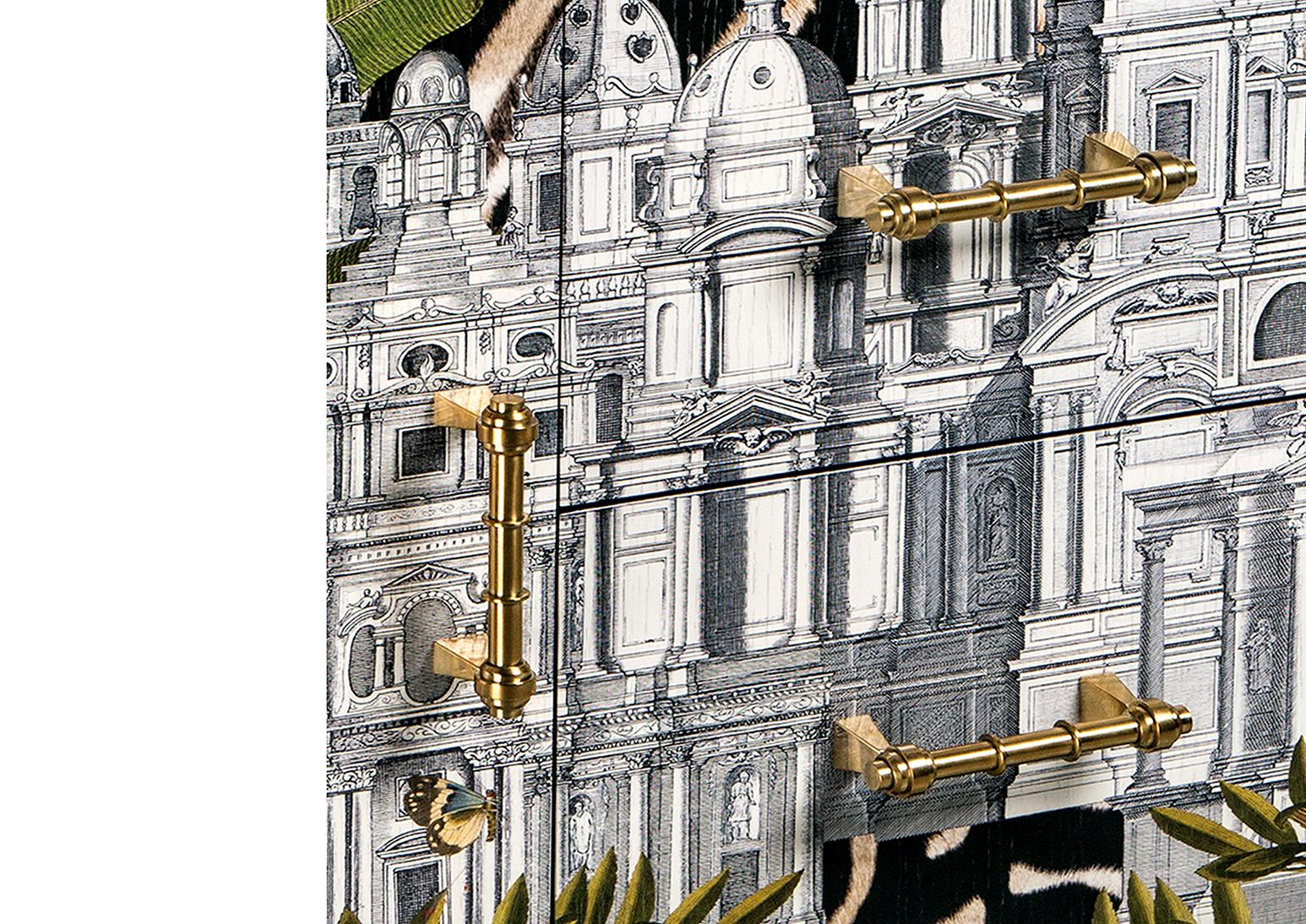 Credenza a 6 ante in laccato nero alto con motivo jungle e maniglie in ottone fuso. Dettagli interni in vermiglio brillante realizzati a mano a Firenze.
Cornice in legno fatta a mano con immagine tropicale stampata direttamente sul fronte. Tiretti