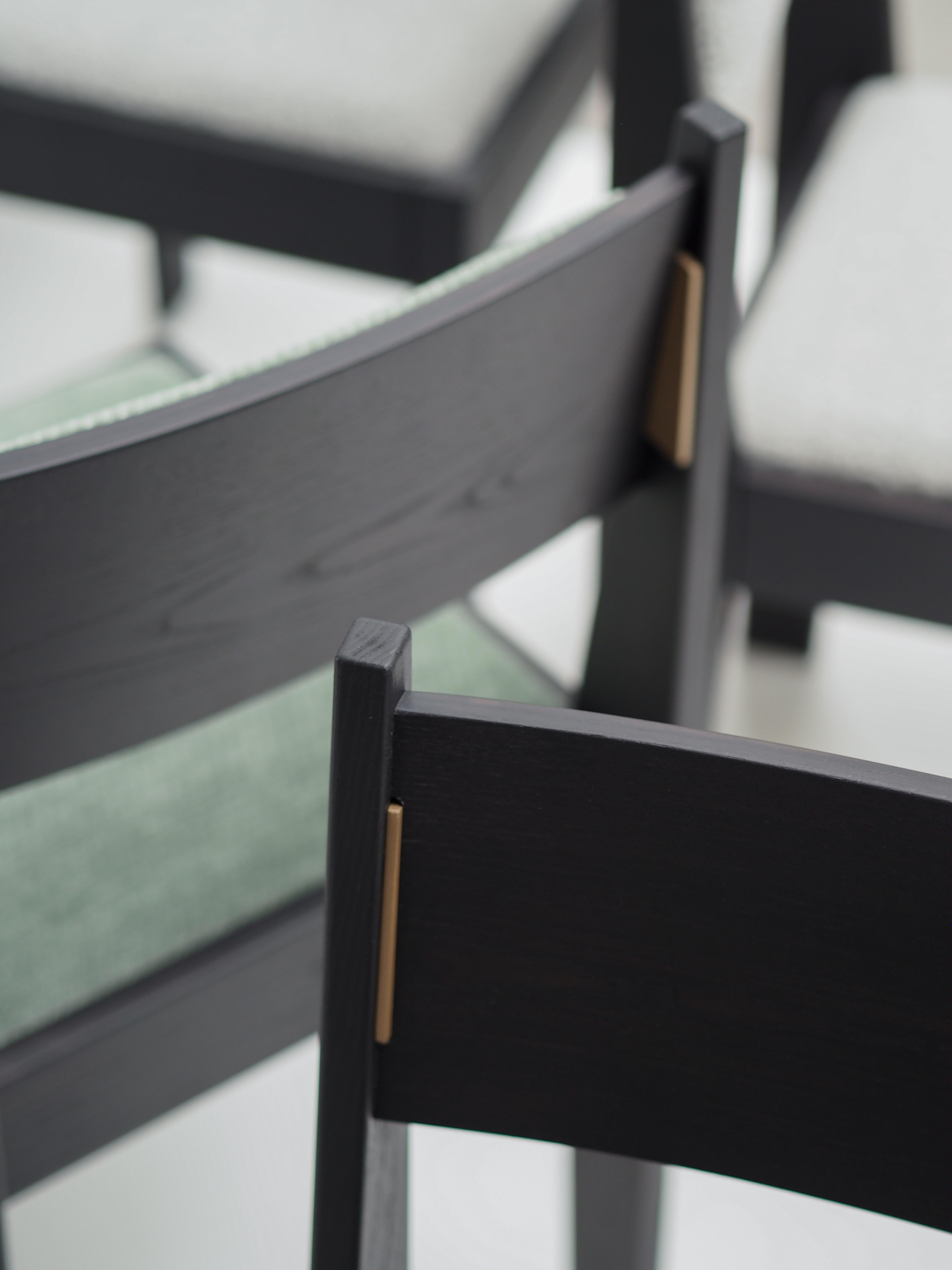 Chaise art déco contemporaine, bois de frêne noir, tapisserie d'ameublement verte et détails en laiton en vente 7