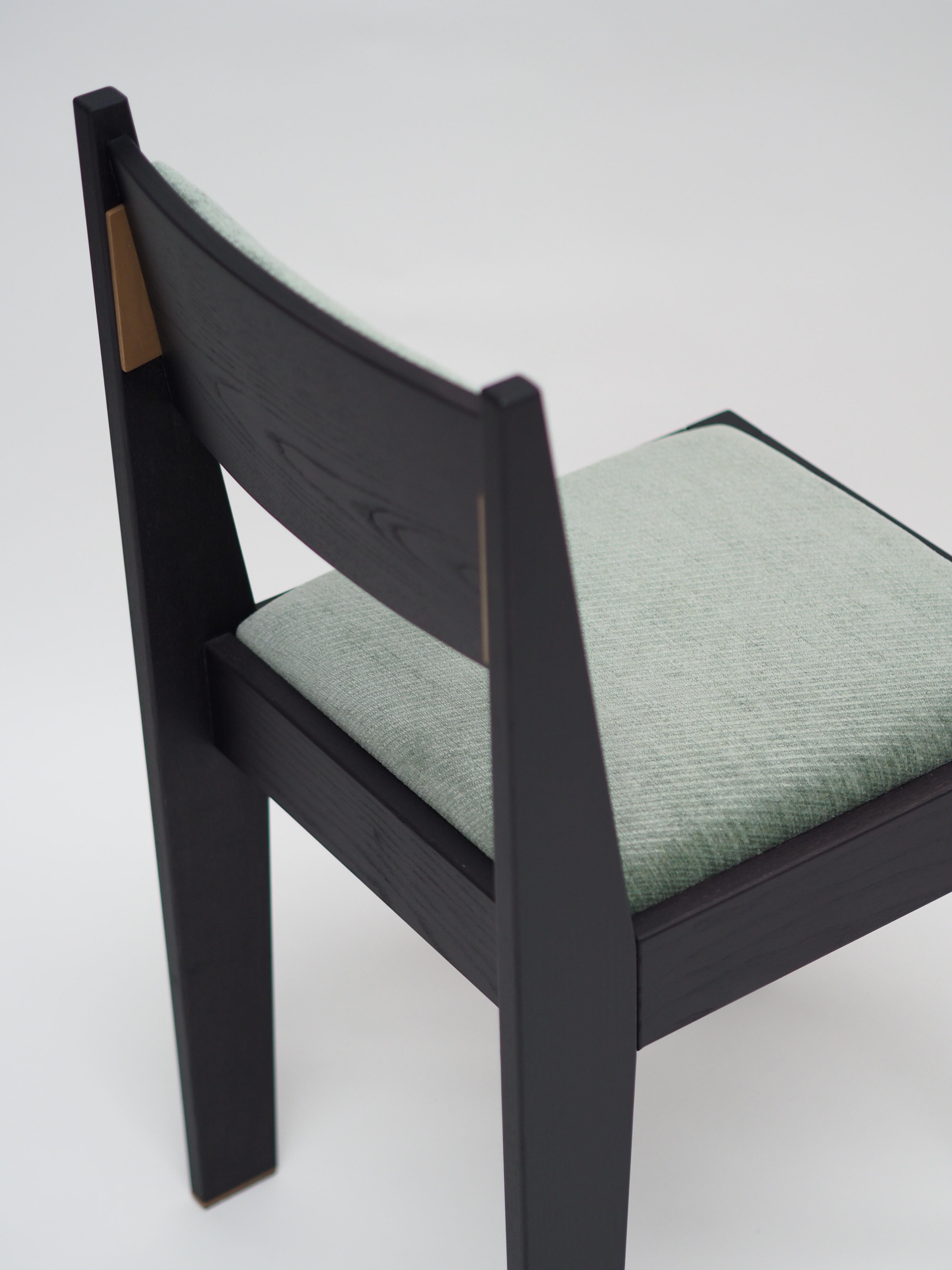 XXIe siècle et contemporain Chaise art déco contemporaine, bois de frêne noir, tapisserie d'ameublement verte et détails en laiton en vente