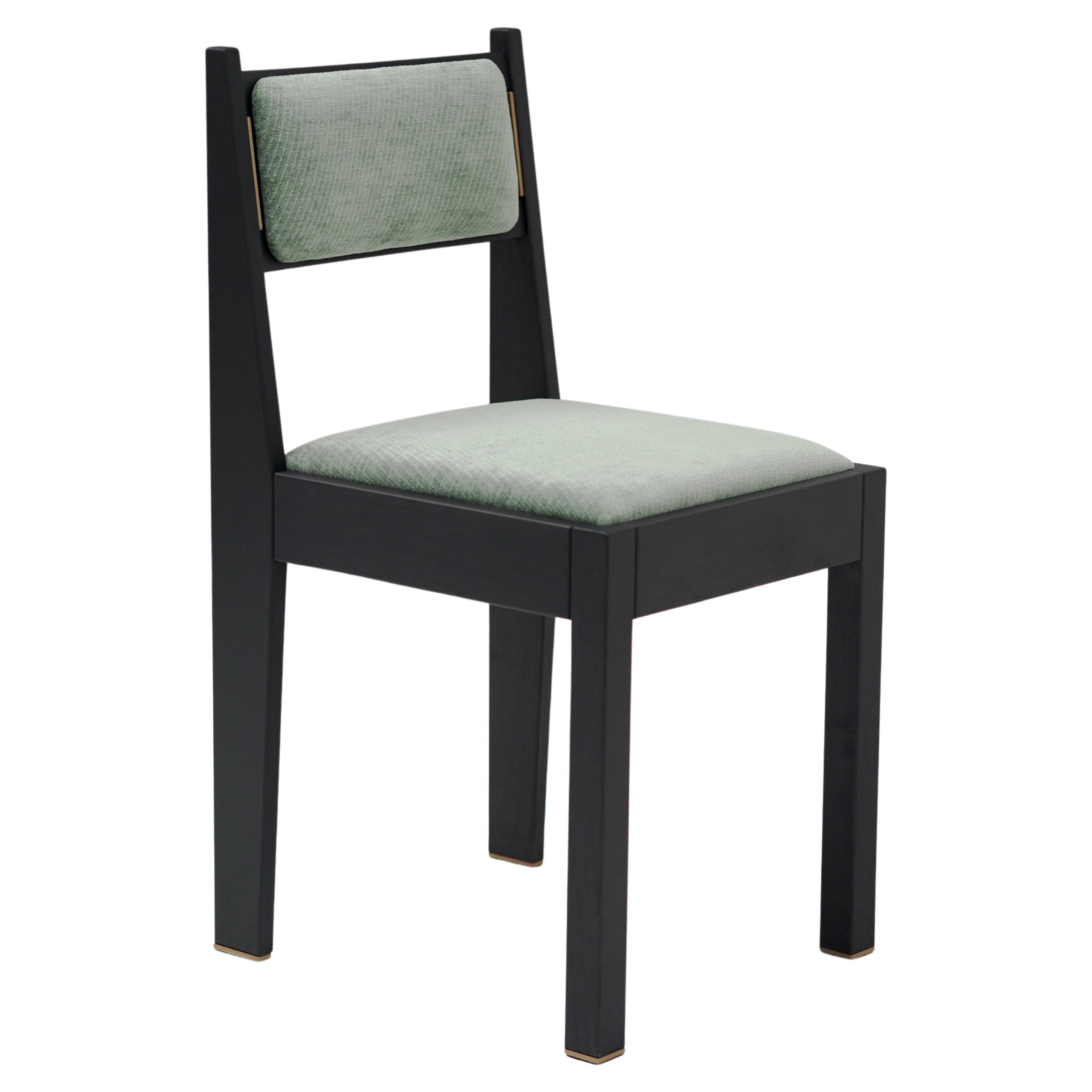 Chaise art déco contemporaine, bois de frêne noir, tapisserie d'ameublement verte et détails en laiton