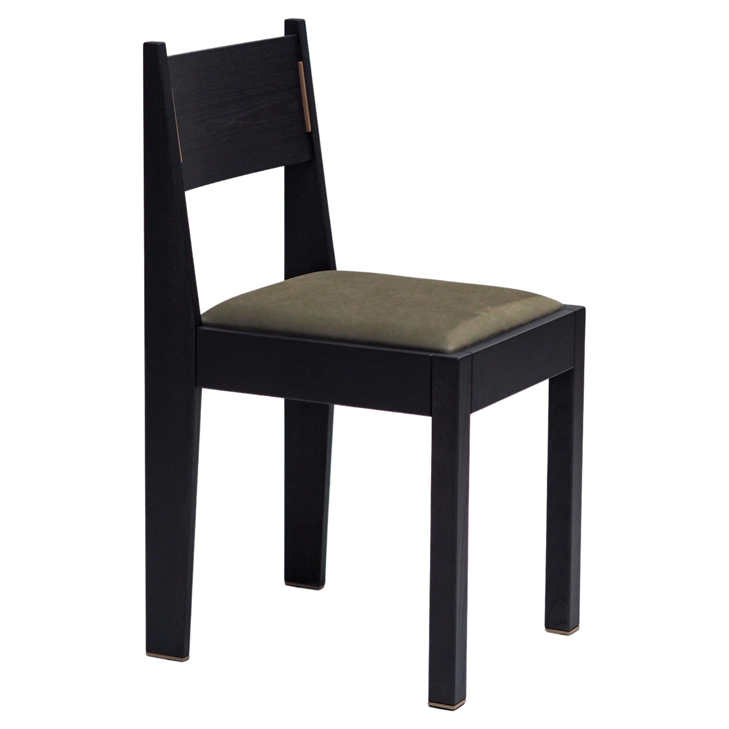 Chaise Art Déco contemporaine, bois de frêne noir, tapisserie en cuir et détails en laiton
